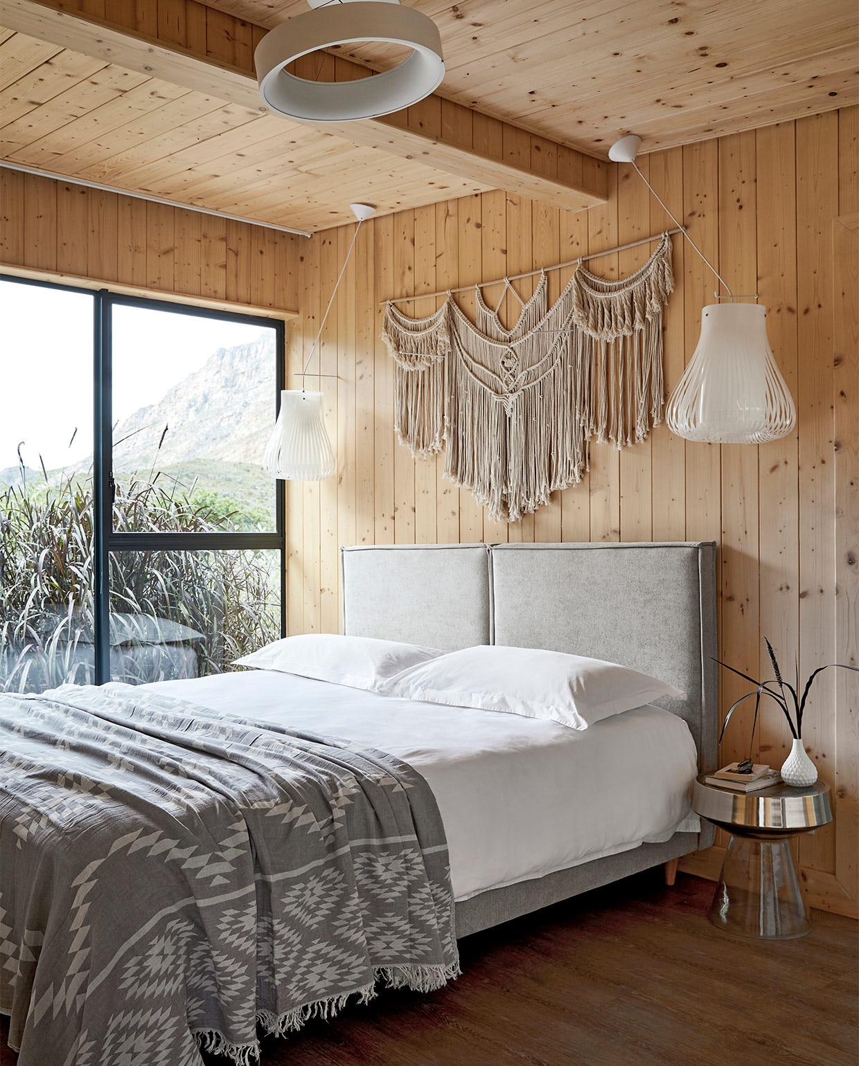 Op maat gemaakt bed en hoofdbord Giraffe Designs. Beddengoed Lifsons en White House. Plaid The Cotton Company. Bijzettafel Weylandts. Hanglampen Eurolux. Wandhanger No Negative. vtwonen special zomerhuizen 07-2021 | productie Sven Alberding/bureaux | fotografie Warren Heath