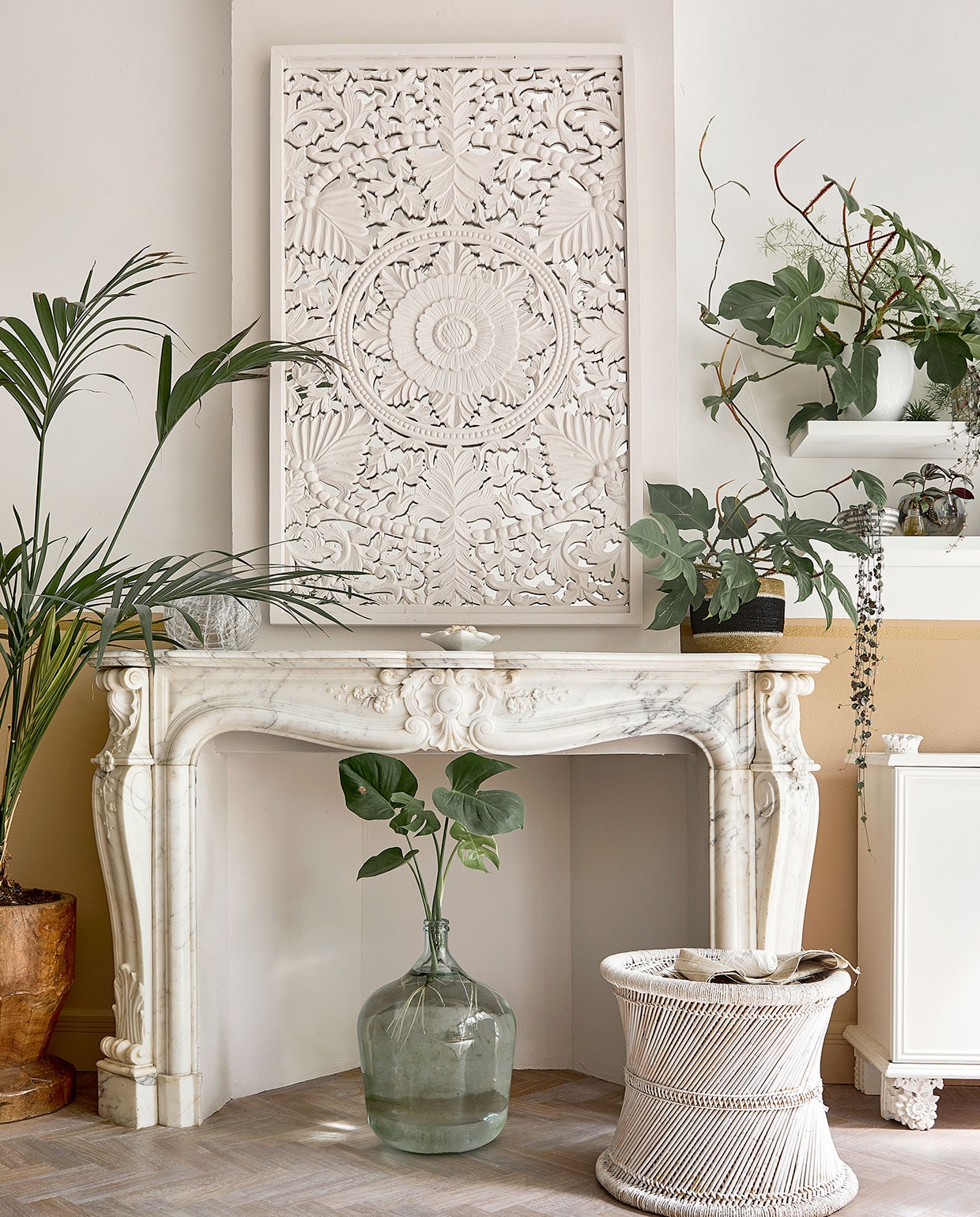 Plantenpot op schouw, rieten kruk en houten frame met spiegel, zelf oesterwit geschilderd, Zenza. Flesvaas Loods 5, houten pot Raw Materials. Warme tint en zachte oesterkleur muurverf zelf gemengd. De schouw is origineel. vtwonen 06-2021 | productie Coco Features | styling Linda van der Ham | fotografie Peggy Janssen