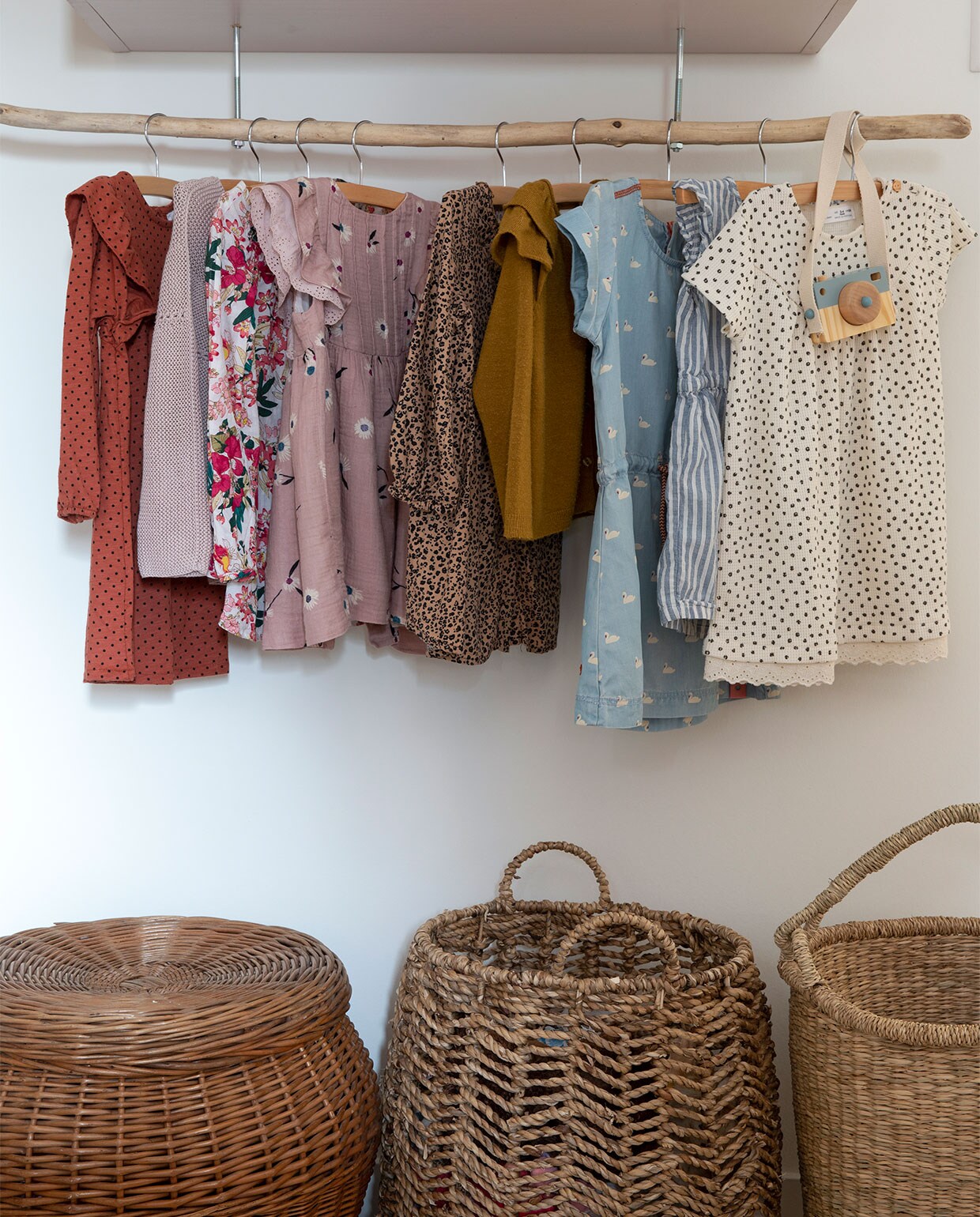 Kledingrek zelfgemaakt, manden Marktplaats en diverse woonwinkels. vtwonen 08-2021 | fotografie Macha Gutlich