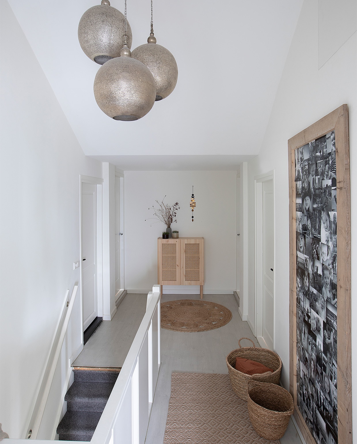Kast Ivar Ikea. Hanglampen en manden Daybydee Lifestyle. Vloerkleed Wehkamp. Platen vurenhouten underlayment als fotoprikbord. vtwonen 08-2021 | fotografie Macha Gutlich