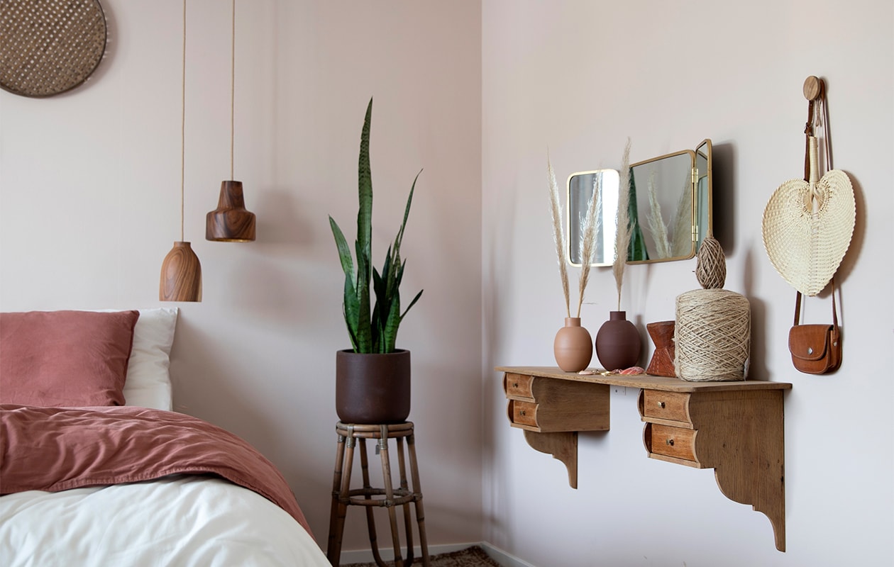 Hangende kaptafel gemaakt van een oude kapstok. Spiegel Kwantum. Rotan kruk Daybydee Lifestyle. Hanglampenkappen van een brocantemarkt. Wandhaken Karwei en HKliving. Pot en plant Zorgkwekerij Bloei. Overig herkomst onbekend. vtwonen 08-2021 | fotografie Macha Gutlich