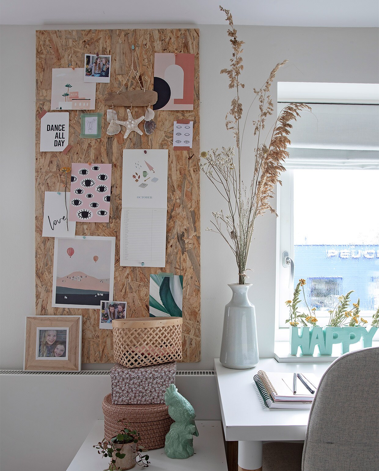 Bureau en bureaustoel Ikea. Manden Søstrene Grene en Kwantum. Vaas kringloopwinkel. Papegaai cadeau gekregen. Plaat underlayment als memobord. Herkomst letters onbekend. vtwonen 08-2021 | fotografie Macha Gutlich