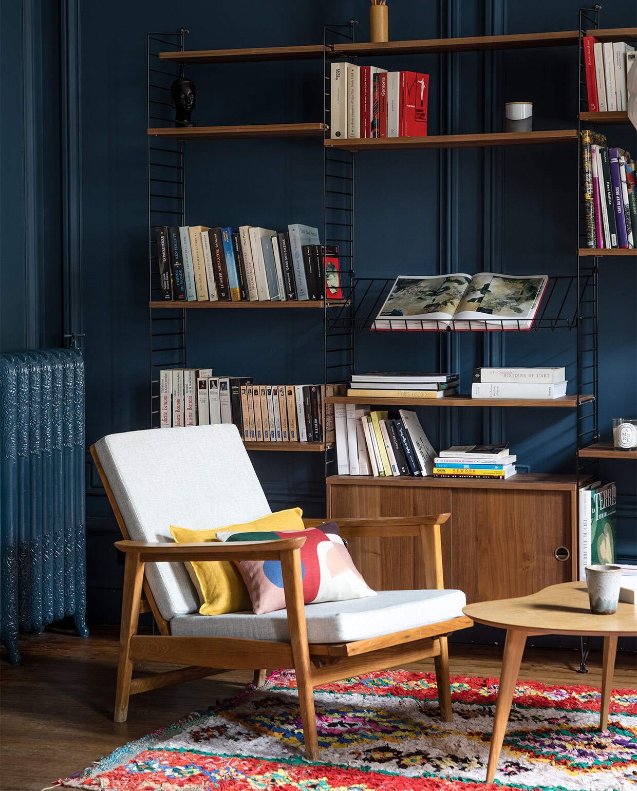 Boekenkast String Docks Design. Stoel tweedehands. Vloerkleed meegenomen uit Marokko. Koffietafel Sentou. vtwonen special zomerhuizen 07-2021 | productie &amp; tekst Anne-Catherine Scoffoni | styling Marie-Maud Levron | fotografie Cecile Perrinet-Lhermitte | tekstbewerking Monique van der Pauw