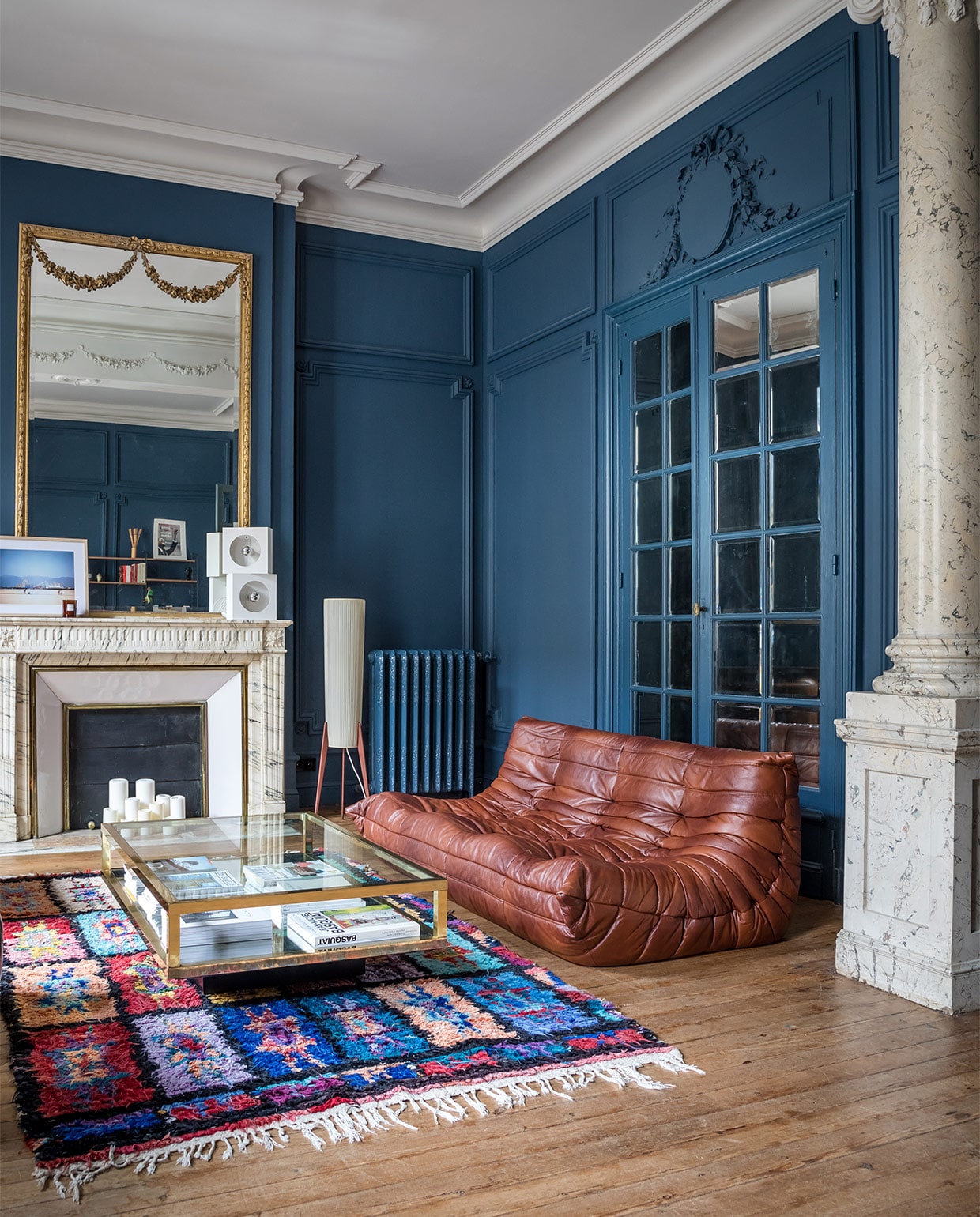Salontafel Sentou. Vintage bank Togo Ligne Roset via selency.fr. Vintage vloerlamp Habitat. Overig onbekend. vtwonen special zomerhuizen 07-2021 | productie &amp; tekst Anne-Catherine Scoffoni | styling Marie-Maud Levron | fotografie Cecile Perrinet-Lhermitte | tekstbewerking Monique van der Pauw