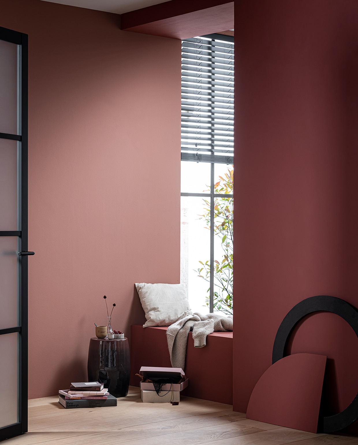 Muurverf wand links Blusher, wand rechts en voorste object tegen de muur Red Earth, lakverf object Off Black. M.m.v. karwei.nl (parket XL 30 cm eiken van vtwonen, horizontale jaloezie Basalt antraciet van vtwonen), stories.com (vest), sisihouseofstyle.com (mok), misc-distribution.com (notitieboeken), lovestoriesintimates.com (doos met lingerie), suhka.nl (opbergdoos). Overig privébezit. vtwonen 04-2021 | styling Cleo Scheulderman | fotografie Jeroen van der Spek