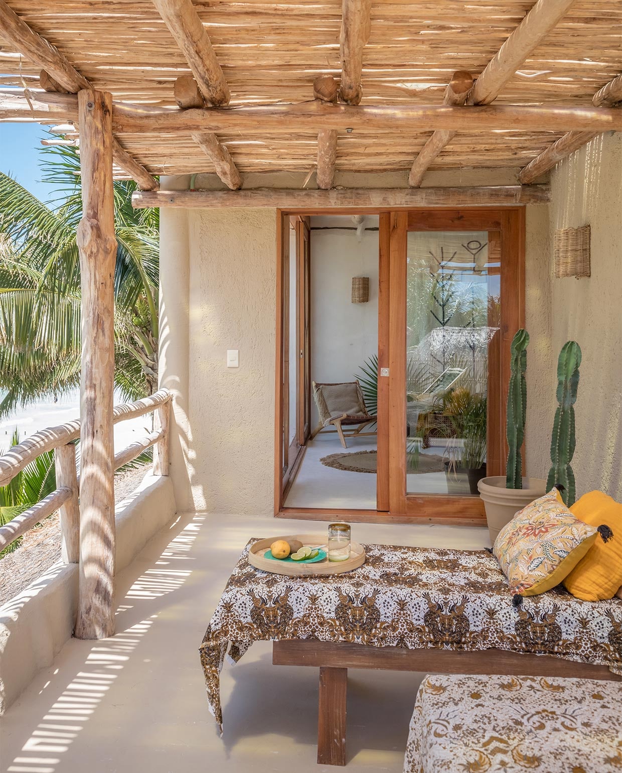 Het terras van de Palapa Suite op de derde verdieping, met buiten-douche en uitzicht op zee. Beddengoed en kussens Harmony Textile. vtwonen special zomerhuizen 07-2021 | productie &amp; tekst Anne-Catherine Scoffoni | fotografie Cécile Perrinet-Lhermitte | tekstbewerking Eveline Stoel