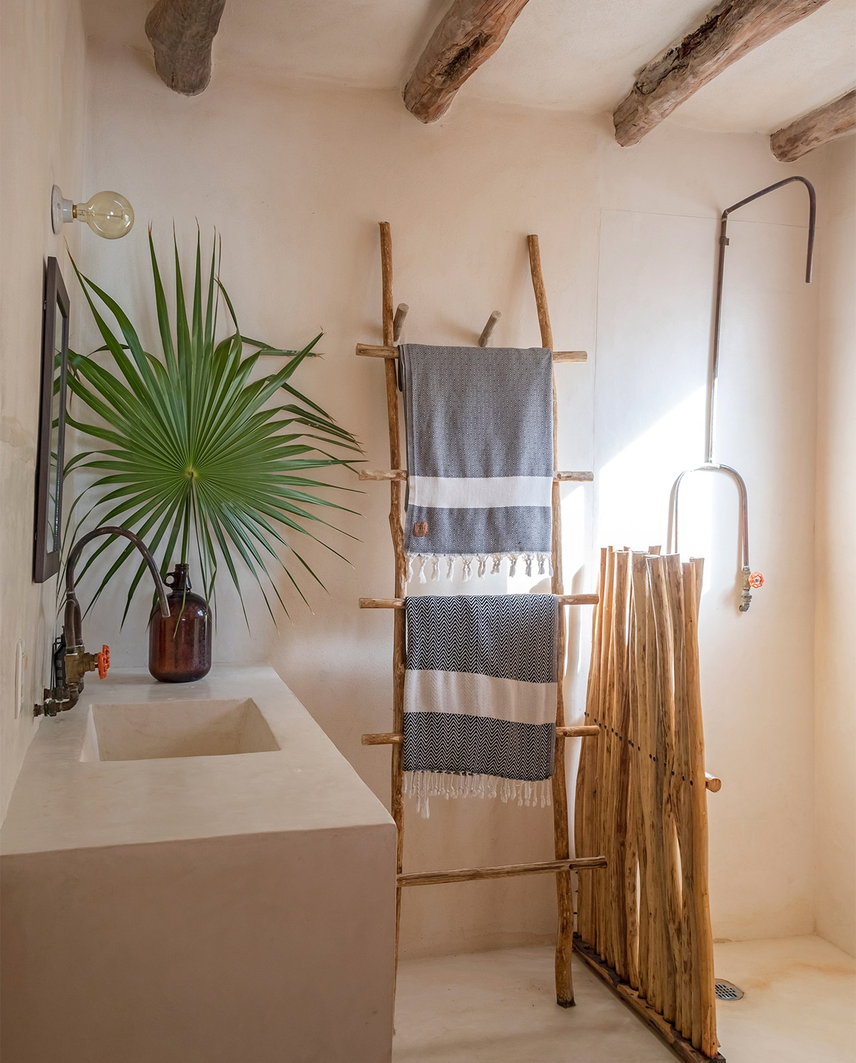 Hamamdoeken zijn ideaal in strandhuizen omdat ze snel drogen en dubbelen als handdoek en omslagdoek. vtwonen special zomerhuizen 07-2021 | productie &amp; tekst Anne-Catherine Scoffonifotografie Cécile Perrinet-Lhermitte tekstbewerking Eveline Stoel