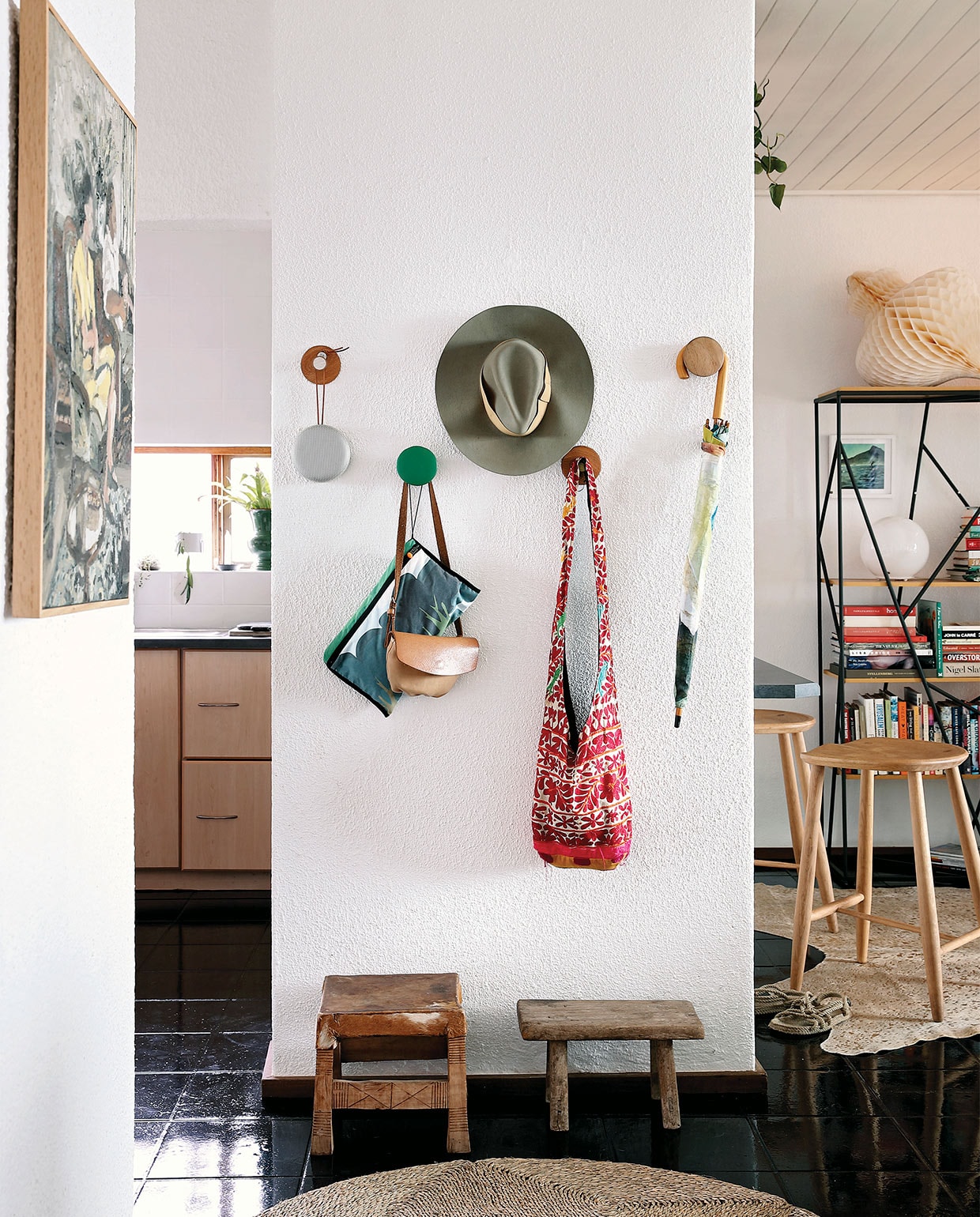 Wandknoppen Muuto. Krukjes lokaal gekocht. Barkrukken Houtlander. Koeienhuid van de nguni-koe lokaal gekocht. Wandkast Mobelli. Overig onbekend. vtwonen special zomerhuizen 07-2021 | productie Luanne Toms/Frank feautures | fotografie Elsa Young