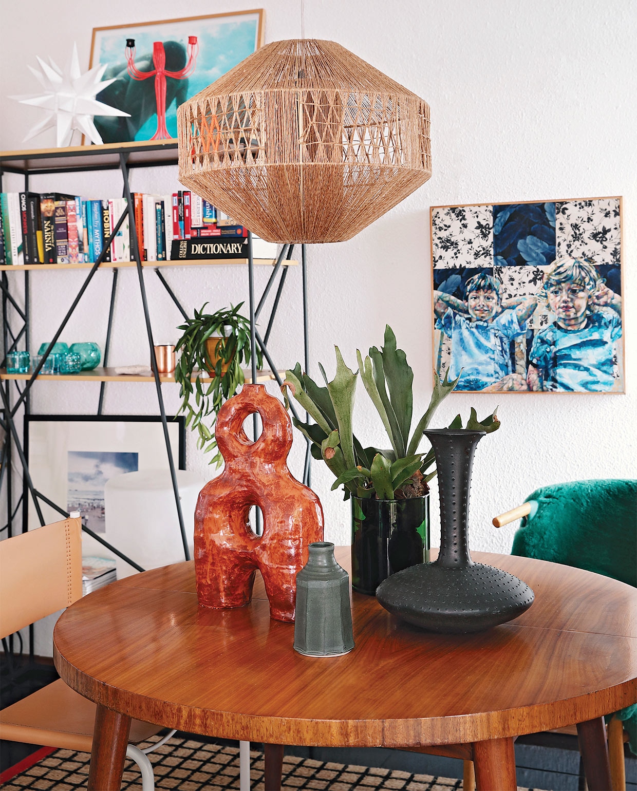 Hanglamp lokaal gekocht. Vintage eettafel via Tonic Design. Rood, keramieken kunstwerk Ben Orkin, overige keramiek Anthony Shapiro. Kunstwerk aan de muur van Varenka Paschke. vtwonen special zomerhuizen 07-2021 | | productie Luanne Toms/Frank feautures | fotografie Elsa Young