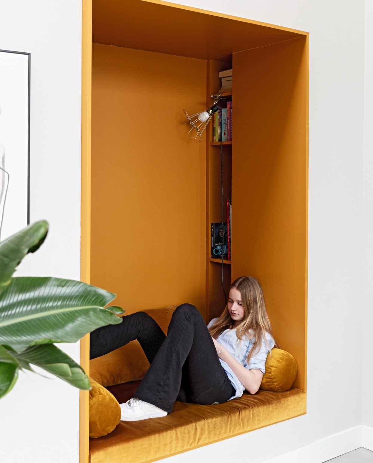 Matraskussen en kussens in nis Zeegers &amp; Tesselaar vtwonen 08-2021, styling Ilona Jongepier, fotografie Dana van Leeuwen