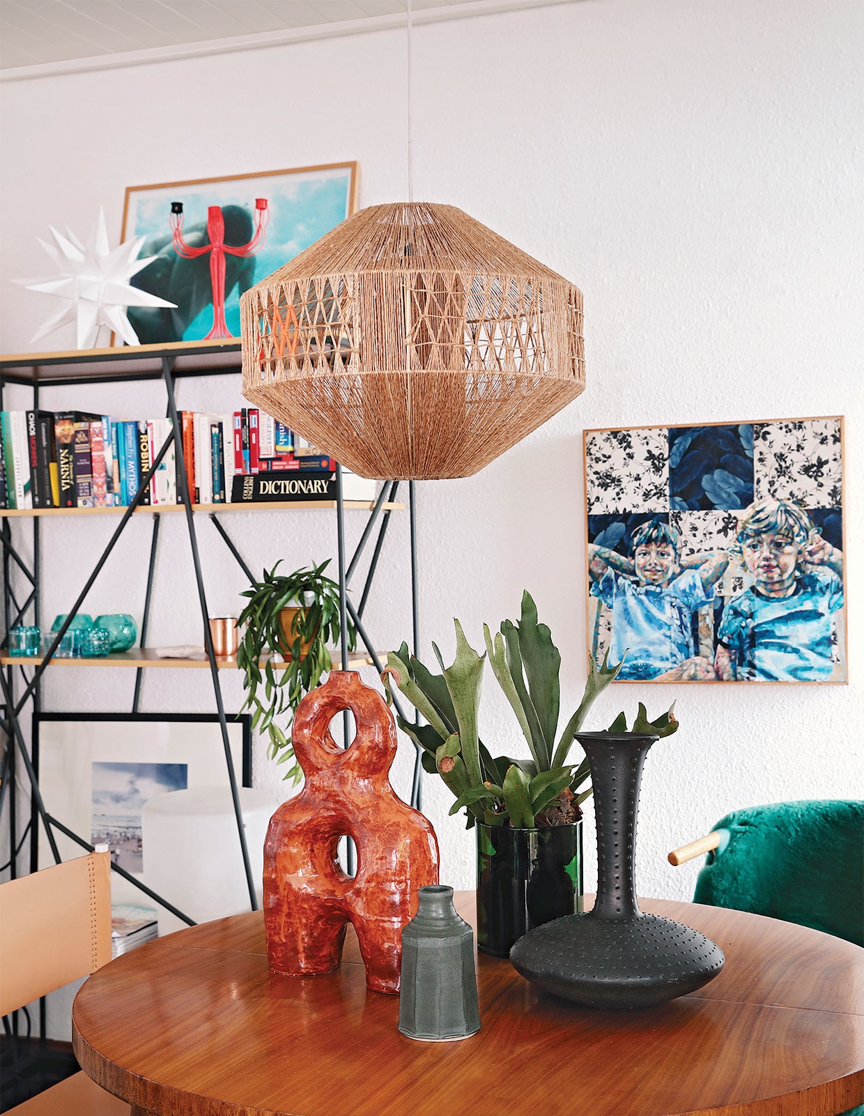 Hanglamp lokaal gekocht. Vintage eettafel via Tonic Design. Rood, keramieken kunstwerk Ben Orkin, overige keramiek Anthony Shapiro. Kunstwerk aan de muur van Varenka Paschke. vtwonen special zomerhuizen 07-2021 | productie Luanne Toms/Frank feautures | fotografie Elsa Young