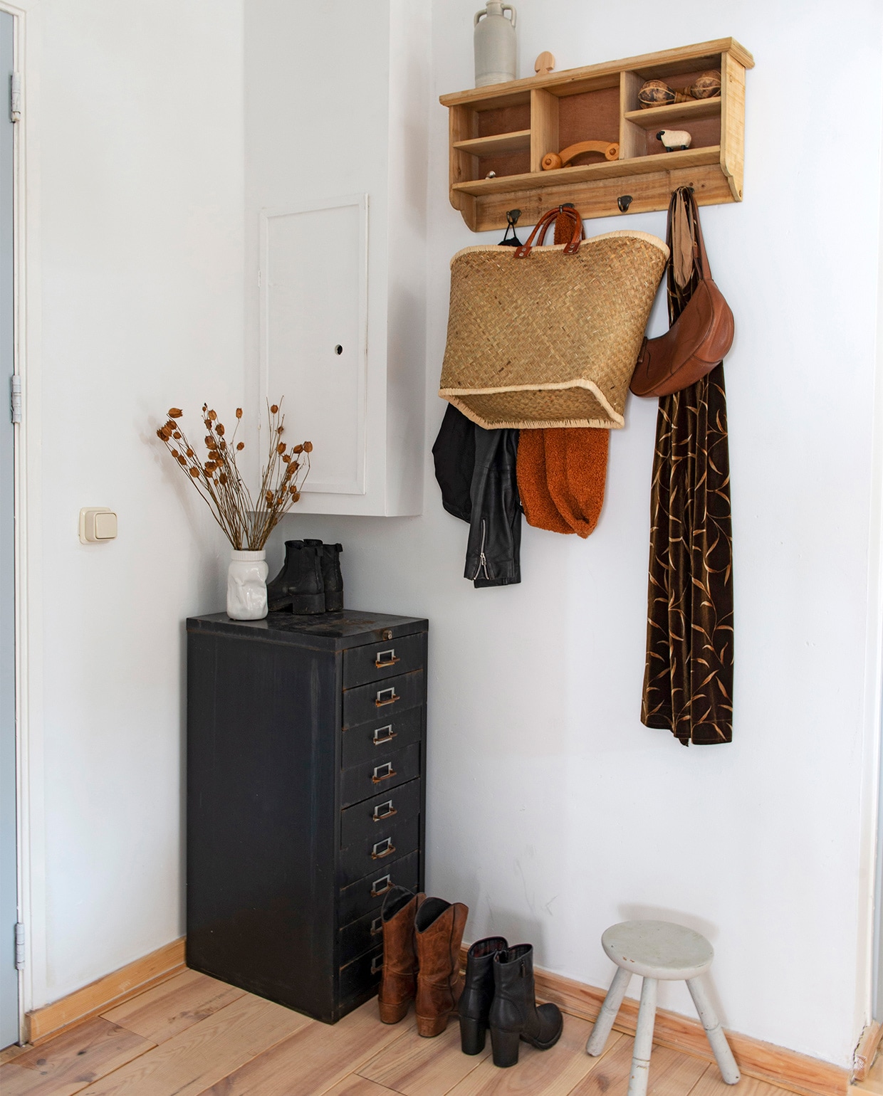 Archiefkasten en accessoires tweedehands. vtwonen 08-2021 | productie de Binnenkijkers | styling Jeske Weel | fotografie Caroline Coehorst