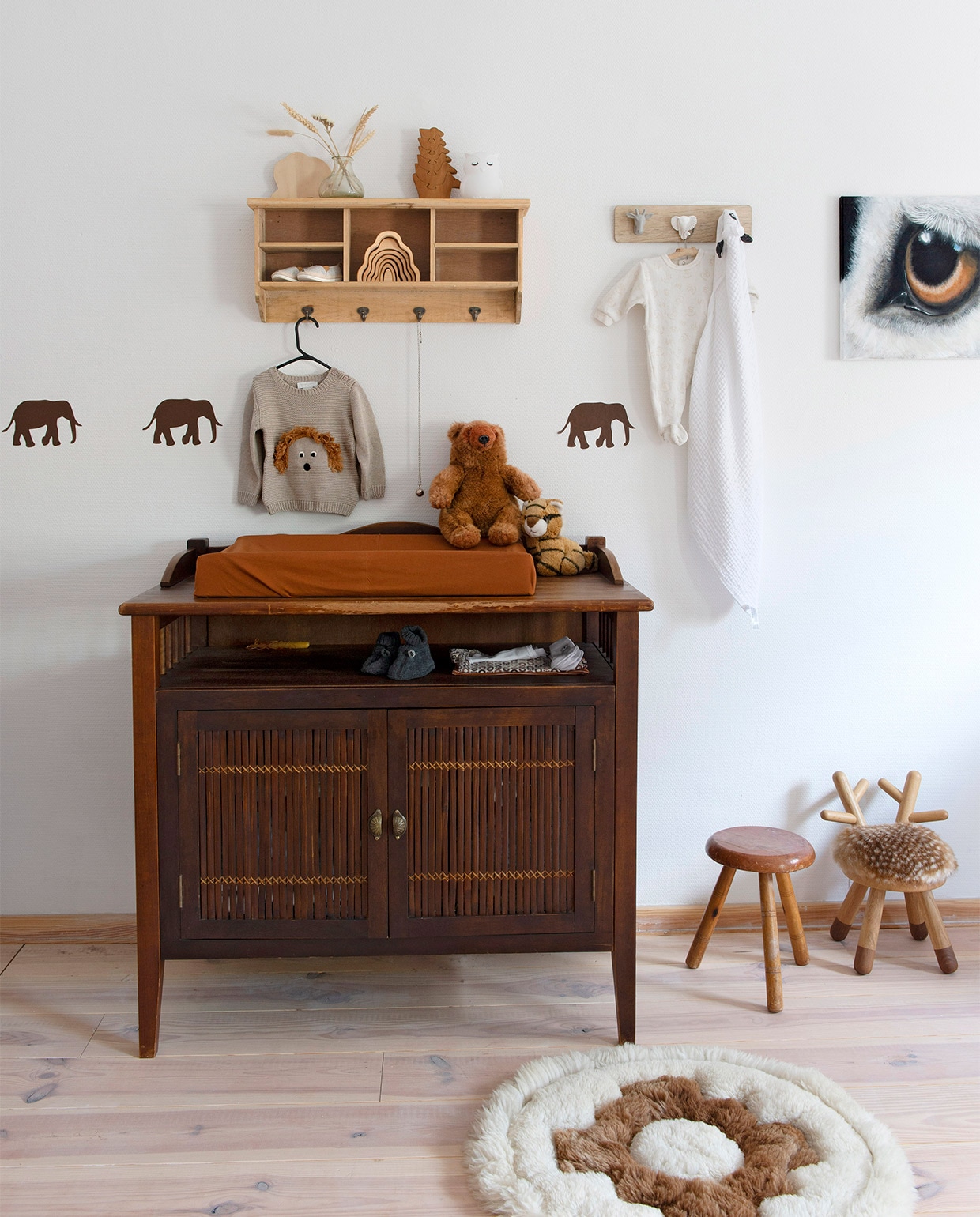 Kapstok, commode, kruk en decoraties tweedehands, schilderij van oog eigen werk, hertenkruk Elements Optimal (eo.dk), kindertrui Stella McCartney. vtwonen 08-2021 | productie de Binnenkijkers | styling Jeske Weel | fotografie Caroline Coehorst