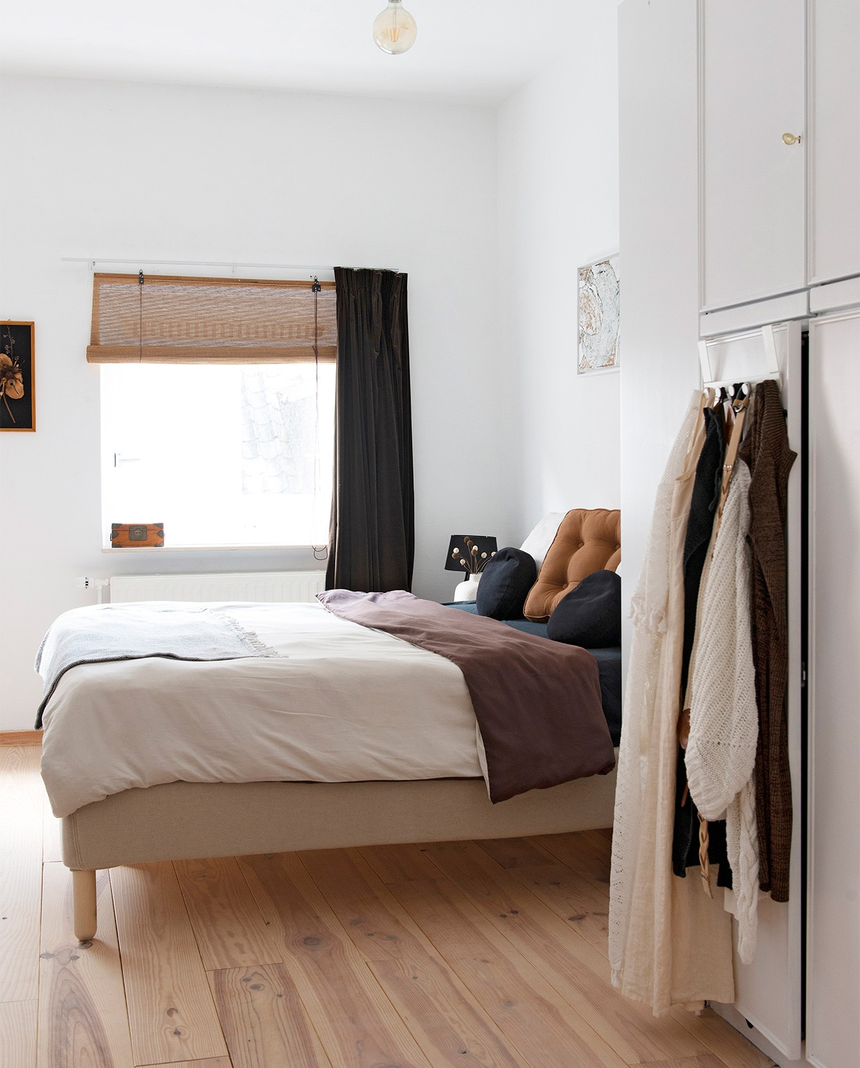 Bed Ikea, kussens Intratuin, rolgordijn Xenos. Overig onbekend of tweedehands. vtwonen 08-2021 | productie de Binnenkijkers | styling Jeske Weel | fotografie Caroline Coehorst