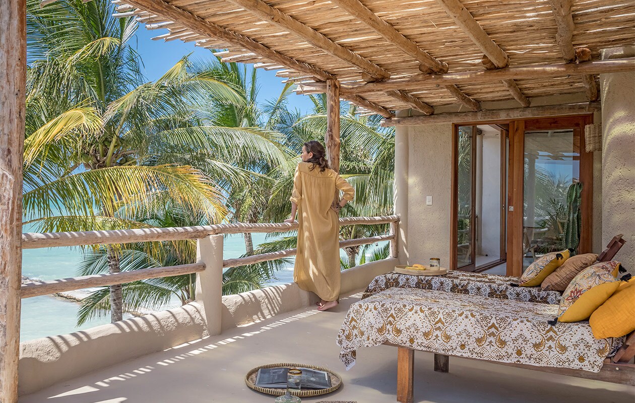 Het terras van de Palapa Suite op de derde verdieping, met buitendouche en uitzicht op zee. Beddengoed en kussens Harmony Textile. vtwonen special zomerhuizen 07-2021 | productie &amp; tekst Anne-Catherine Scoffoni\nfotografie Cécile Perrinet-Lhermitte\ntekstbewerking Eveline Stoel