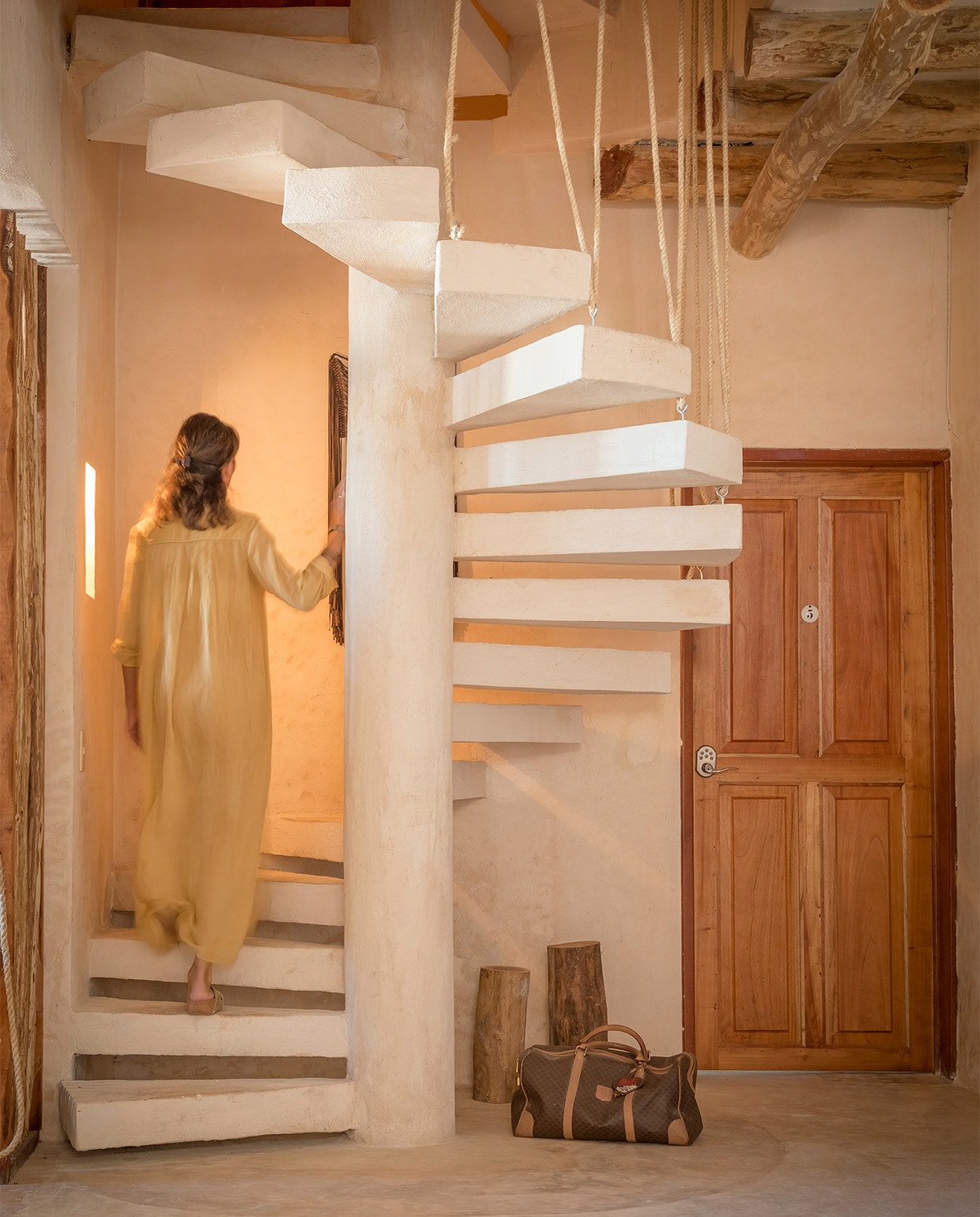 De stenen wenteltrapzat al in het huis. vtwonen special zomerhuizen 07-2021 | productie &amp; tekst Anne-Catherine Scoffoni\nfotografie Cécile Perrinet-Lhermitte\ntekstbewerking Eveline Stoel