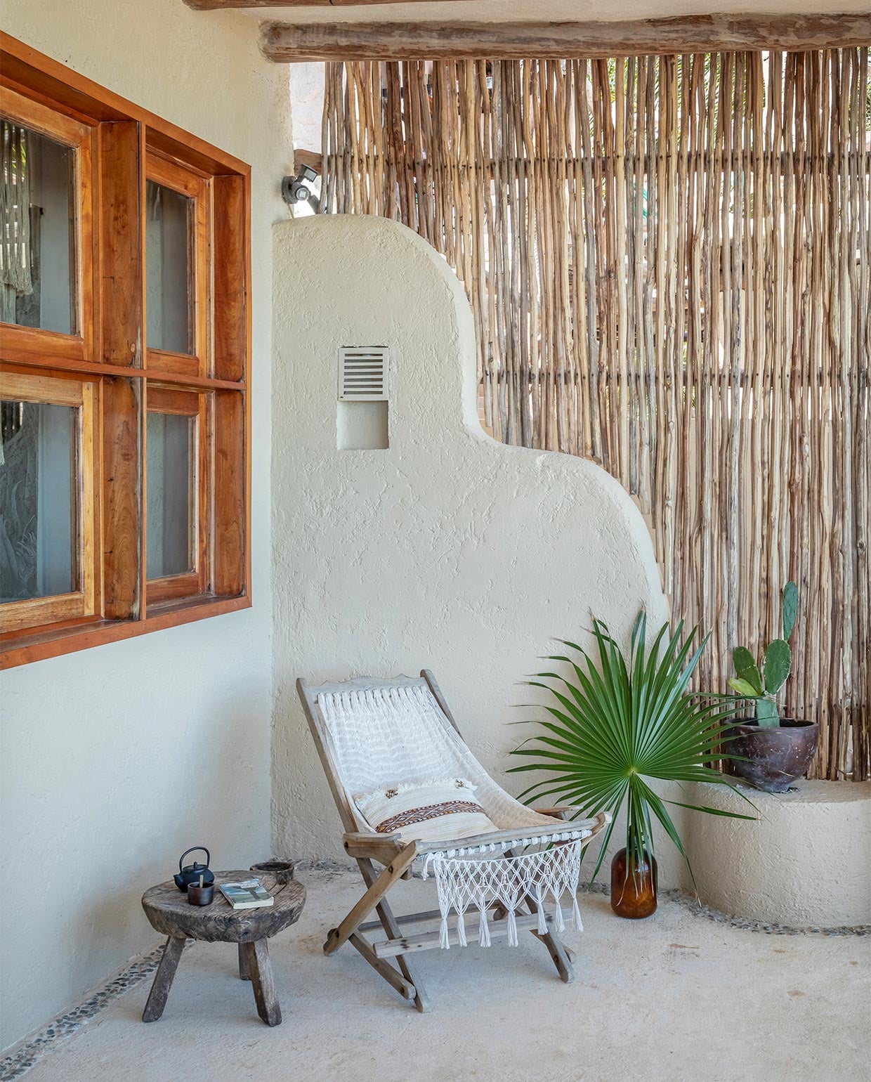 Elke kamer heeft een eigen terras met zeezicht. Loungestoel en bijzettafel lokaal gekocht. vtwonen special zomerhuizen 07-2021 | productie &amp; tekst Anne-Catherine Scoffoni\nfotografie Cécile Perrinet-Lhermitte\ntekstbewerking Eveline Stoel