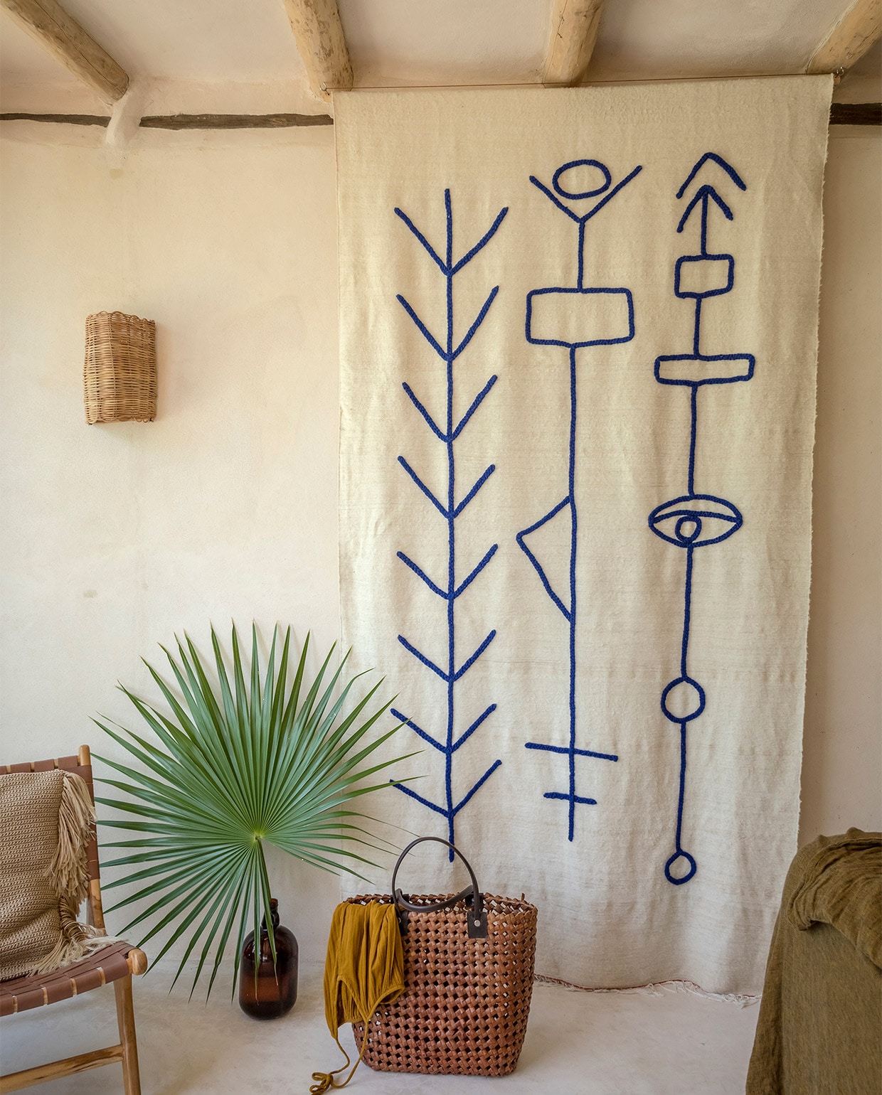 Wandkleed LRNCE. Strandtas Lalla Marrakech. Stoel Home Deco in Guadalajara. Beddengoed Harmony Textile. vtwonen special zomerhuizen 07-2021 | productie &amp; tekst Anne-Catherine Scoffoni\nfotografie Cécile Perrinet-Lhermitte\ntekstbewerking Eveline Stoel