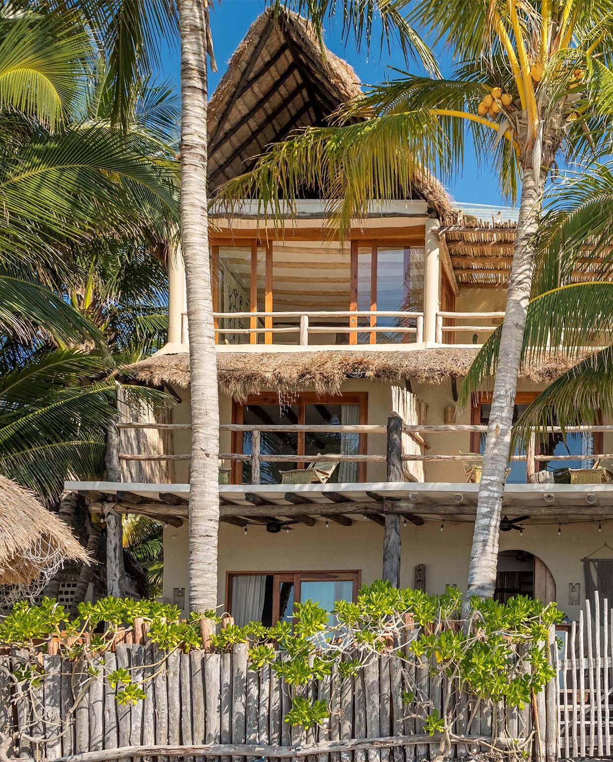 Casa Cat Ba ligt direct aan het strand. Om het uitzicht optimaal te benutten, werden ramen toegevoegd of vergroot. vtwonen special zomerhuizen 07-2021 | productie &amp; tekst Anne-Catherine Scoffoni\nfotografie Cécile Perrinet-Lhermitte\ntekstbewerking Eveline Stoel