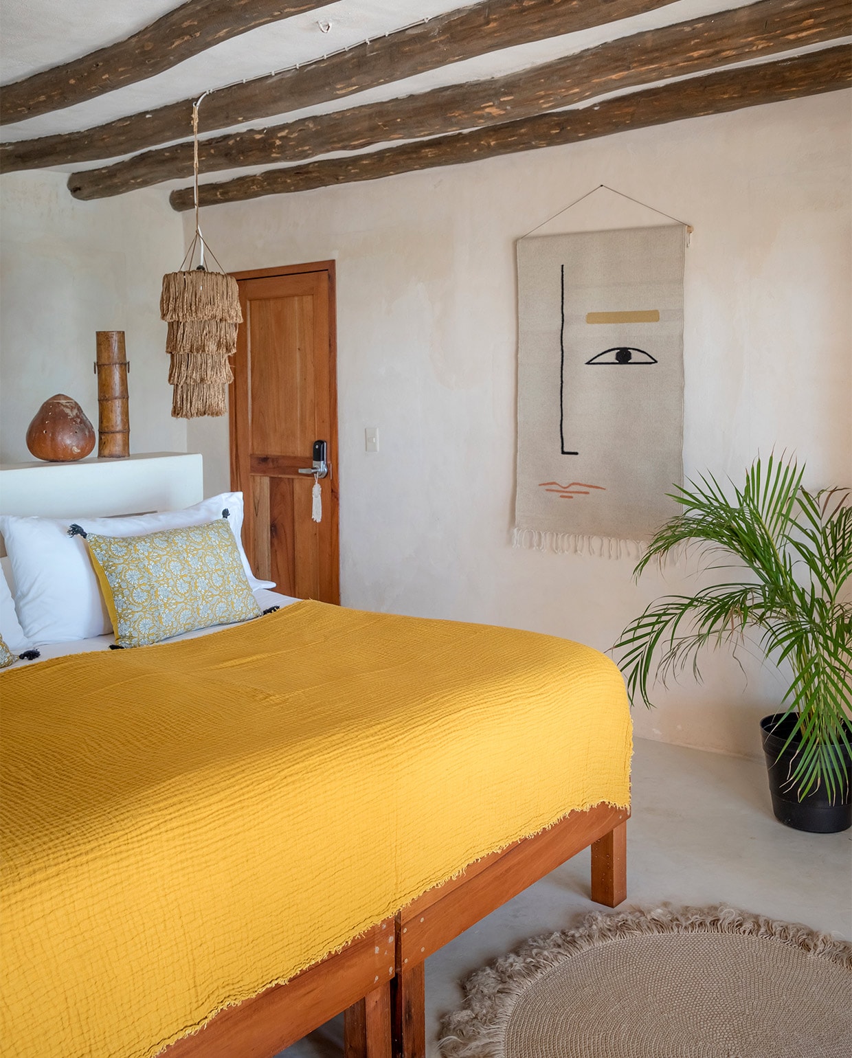 Beddengoed en kussens Harmony Textile. Hanglamp lokaal gekocht. Wandkleed Melissa Avila’s M.A. vtwonen special zomerhuizen 07-2021 | productie &amp; tekst Anne-Catherine Scoffoni\nfotografie Cécile Perrinet-Lhermitte\ntekstbewerking Eveline Stoel