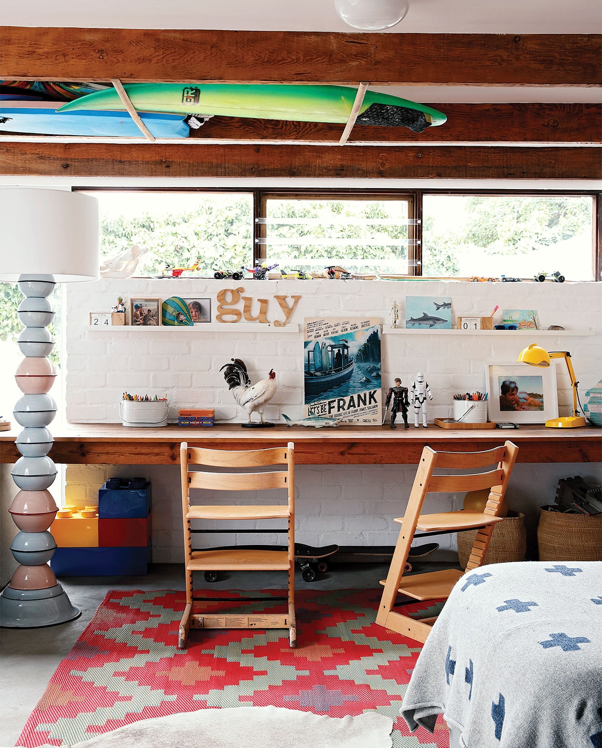 Vloerlamp gemaakt van emaille schalen van Gregor Jenkin Studio. Vloerkleed meegenomen uit India. Bureau laten maken door Allan Lutge. Stoelen Tripp Trapp in beuken-uitvoering Stokke. Opbergboxen Lego. Overig onbekend. vtwonen special zomerhuizen 07-2021 | productie Luanne Toms/Frank feautures | fotografie Elsa Young