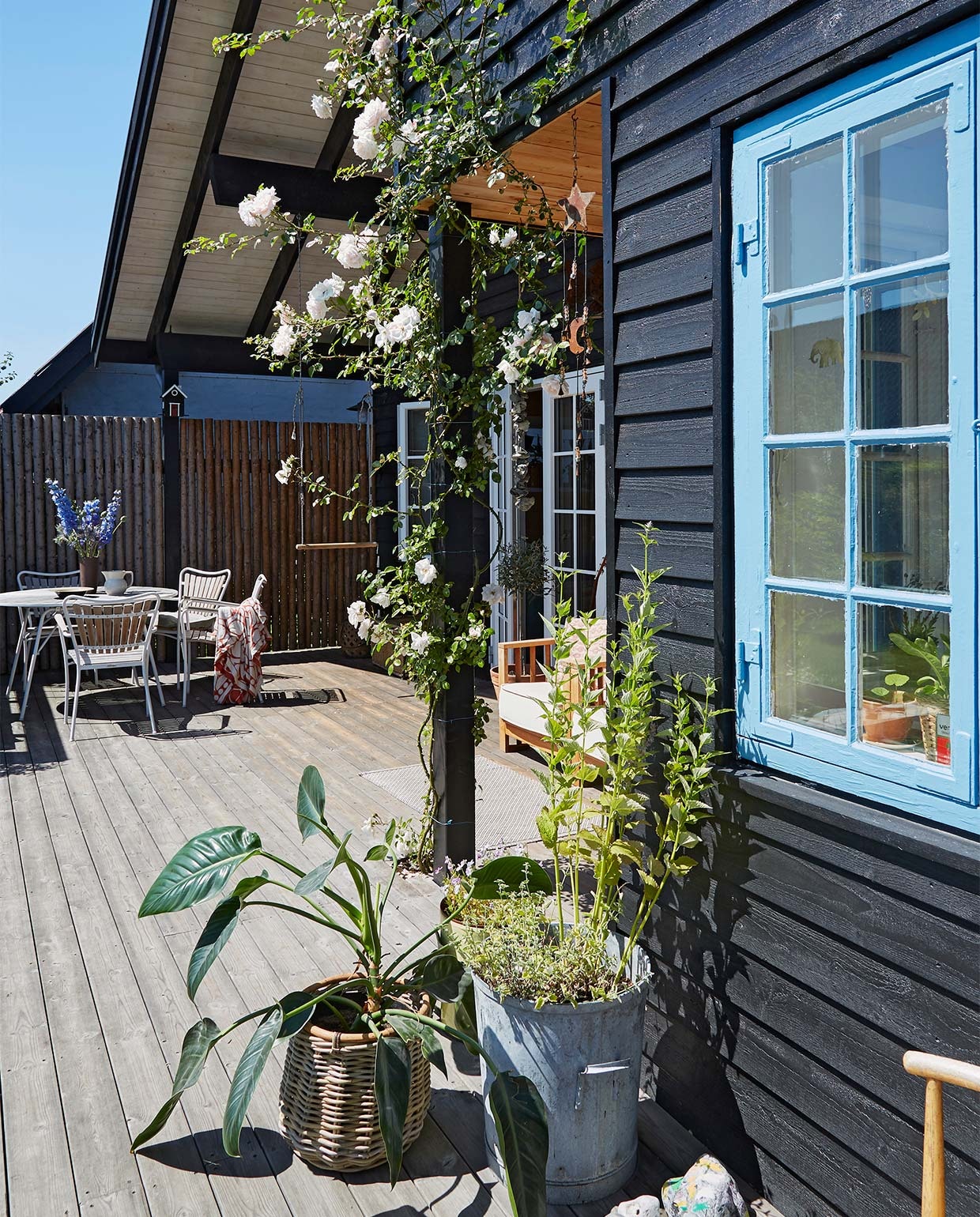 Bloempotten erfstukken en kringloopvondsten. vtwonen special binnenkijken 06-2021 | productie Living Inside | fotografie Anitta Behrendt | styling Rikke Graff Juel