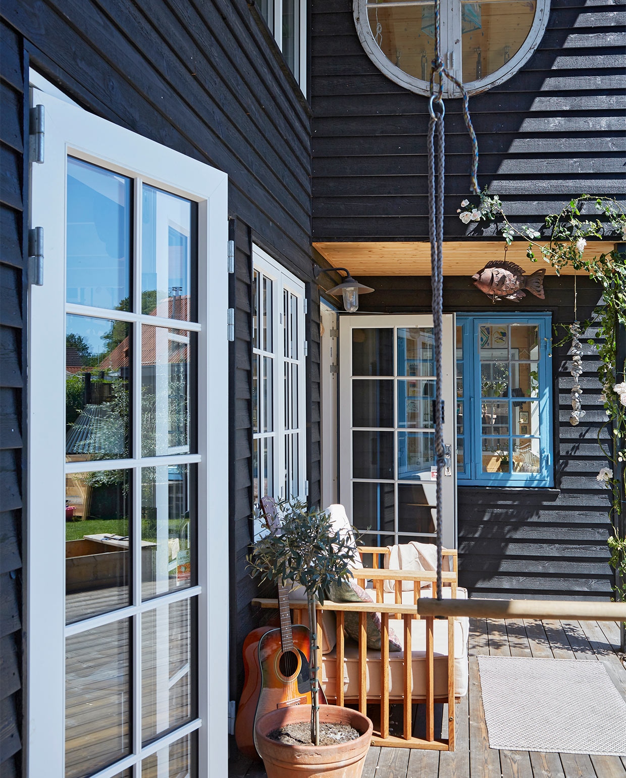 Plantenpot en stoelen met kussens erfstukken van een vriend uit Madagaskar. Blauw raam Klassiske Vinduer. Overig onbekend. vtwonen special binnenkijken 06-2021 | productie Living Inside | fotografie Anitta Behrendt | styling Rikke Graff Juel
