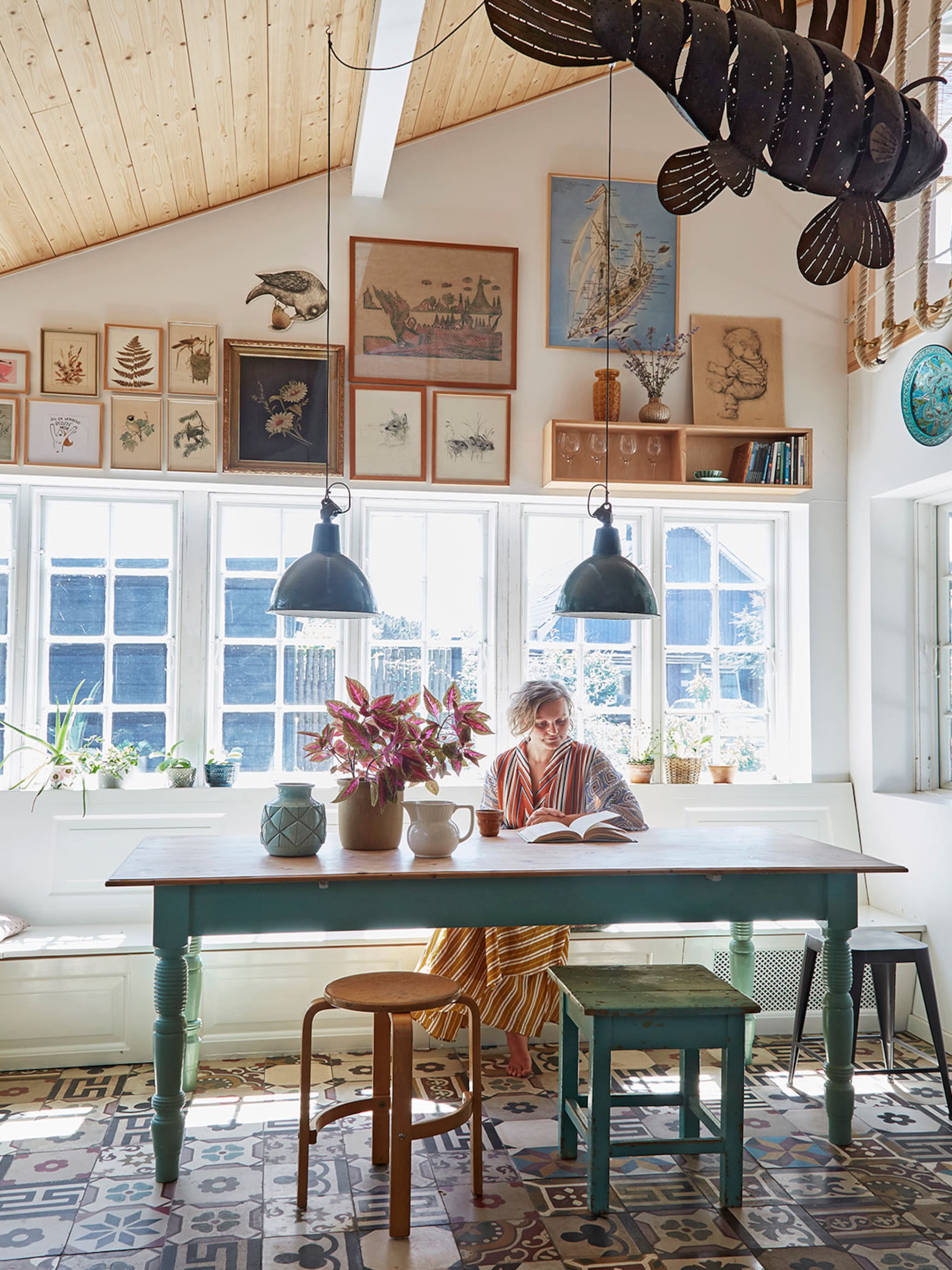 werelds wonen in kopenhagen binnenkijken in een houten huis vol culturele schatten