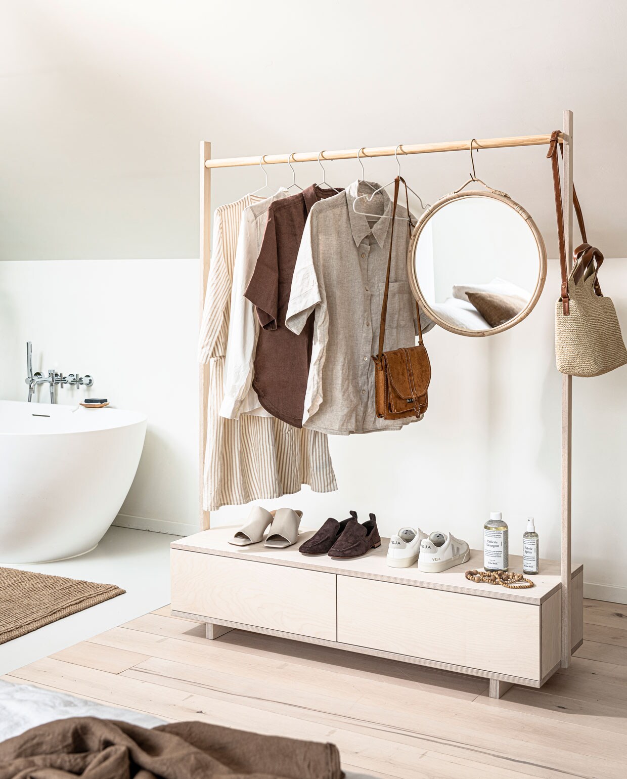 Spiegel € 49,99 (hm.com). Leren beige muiltjes € 89,-, fabric spray € 12,-, fles delicate detergent € 9,-(stories.com). Bruin suède loafers € 150,-, leren gympen Veja Campo € 125,-, gevlochten tas € 89,-, beige linnen blouse met korte mouw € 49,-, bruine linnen blouse € 49,-, witte blouse met lange mouw € 79,-, juten vloerkleed,70×150 cm € 59,- (arket.com). Linnen dekbedovertrek, kleur Tabak, 240×220 cm € 79,99 (zarahome.com). Gestreepte jurk beige/wit € 79,95 (studione9en.nl). Kledinghangers per 5 stuks € 3,99 (ikea.com). Overig privébezit. productie &amp; styling KIM VAN ROSSENBERG | uitvoering RICHARD VAN MEERVELD | fotografie SJOERD EICKMANS