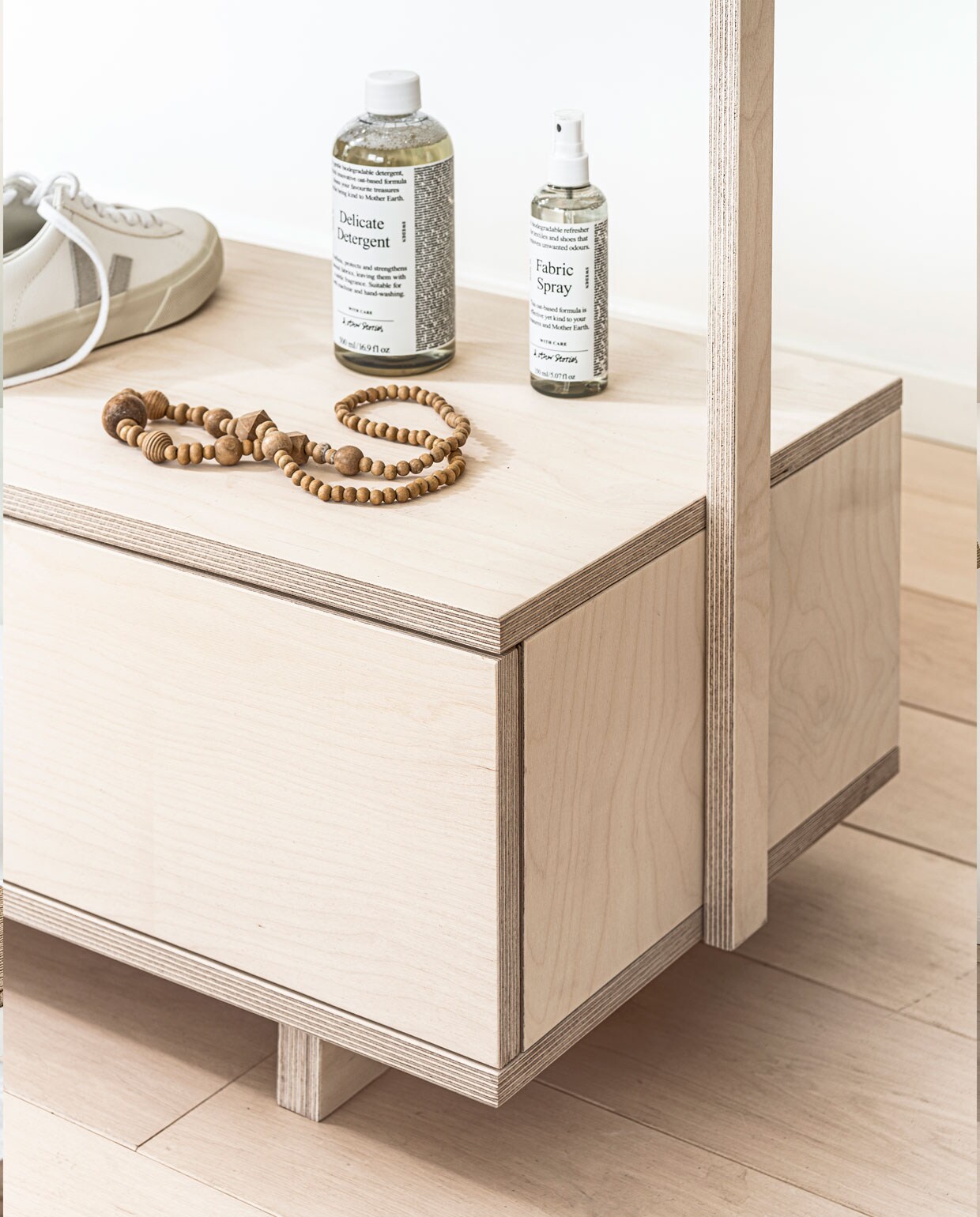 Fabric spray € 12,-, fles delicate detergent € 9,-(stories.com). leren gympen Veja Campo € 125. Overig privébezit. productie &amp; styling KIM VAN ROSSENBERG | uitvoering RICHARD VAN MEERVELD | fotografie SJOERD EICKMANS