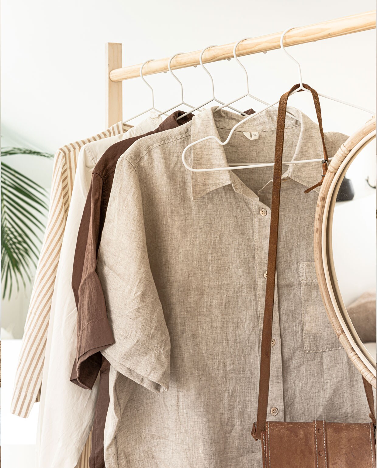 Spiegel € 49,99 (hm.com),- beige linnen blouse met korte mouw € 49,-, bruine linnen blouse € 49,-, witte blouse met lange mouw € 79,- Gestreepte jurk beige/wit € 79,95 (studione9en.nl). Kledinghangers per 5 stuks € 3,99 (ikea.com). Overig privébezit. productie &amp; styling KIM VAN ROSSENBERG | uitvoering RICHARD VAN MEERVELD | fotografie SJOERD EICKMANS