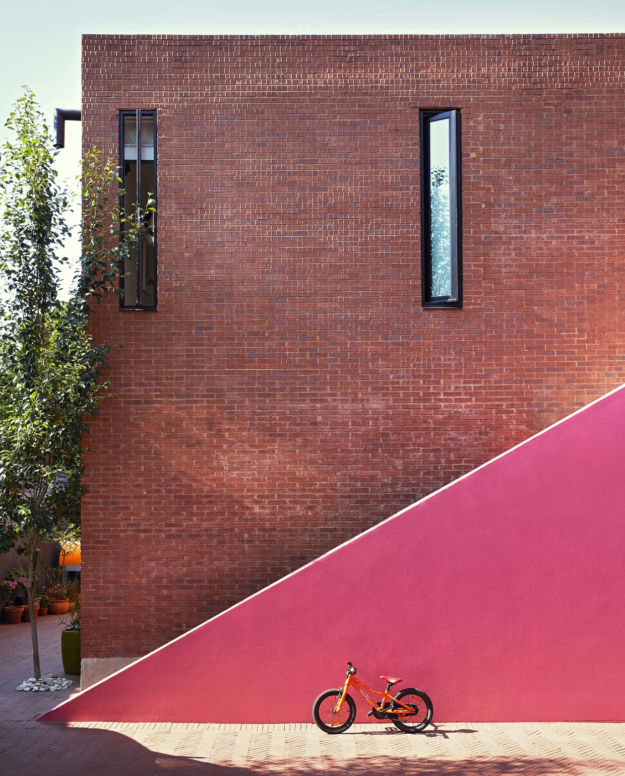 Voor de buitenmuren zijn in plaats van gewone bakstenen kleiklinkers gebruikt. Die geven de woning een bijzondere textuur. vtwonen special binnenkijken 06-2021 | productie Living Inside, Bureaux | fotografie Elsa Young