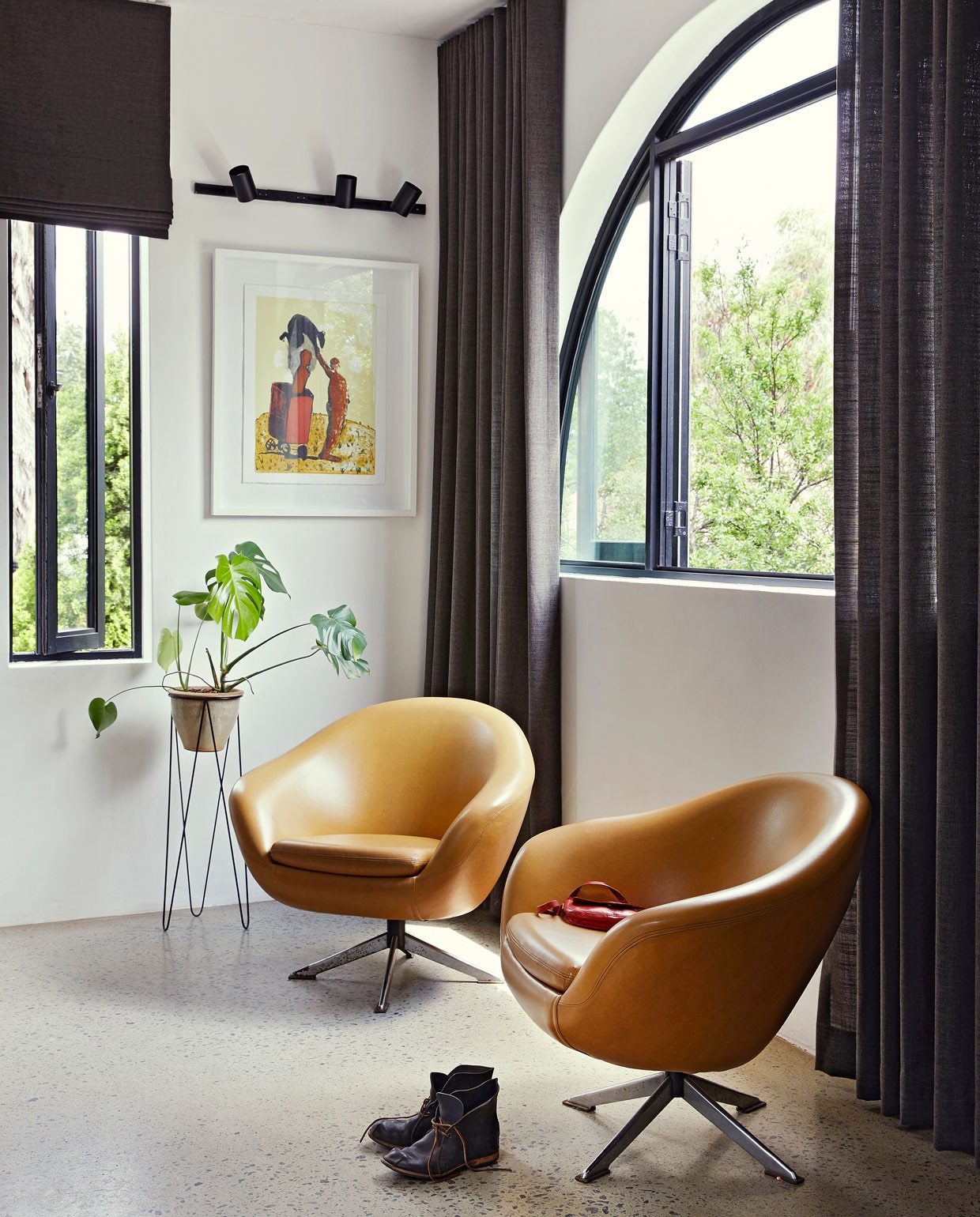 Fauteuils Heirloom. Wandlamp Spazio. Schilderij van Colbert Mashile. Plantenhouder Arkivio. Overig onbekend. vtwonen special binnenkijken 06-2021 | productie Living Inside, Bureaux | fotografie Elsa Young