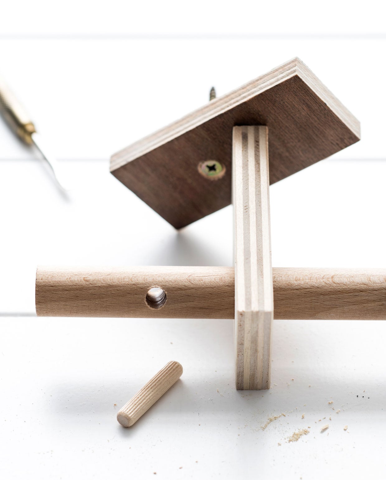 Gordijn per set € 49,99 (hm.com). Messing beugel, 20×3,2×5,3 cm (lxbxh) € 29,- (thefinestore.com). Opbergzak 40×32 cm (lxb) € 18,50 (boet-stijl.nl). Beeld: styling Myla Griese | fotografie Louis Lemaire
