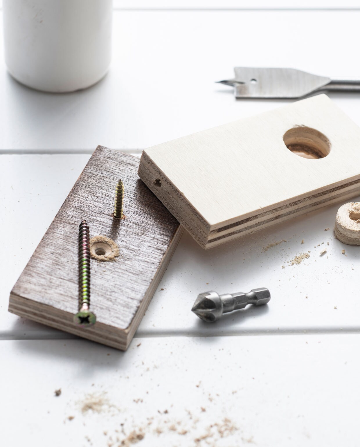 Gordijn per set € 49,99 (hm.com). Messing beugel, 20×3,2×5,3 cm (lxbxh) € 29,- (thefinestore.com). Opbergzak 40×32 cm (lxb) € 18,50 (boet-stijl.nl). Beeld: styling Myla Griese | fotografie Louis Lemaire