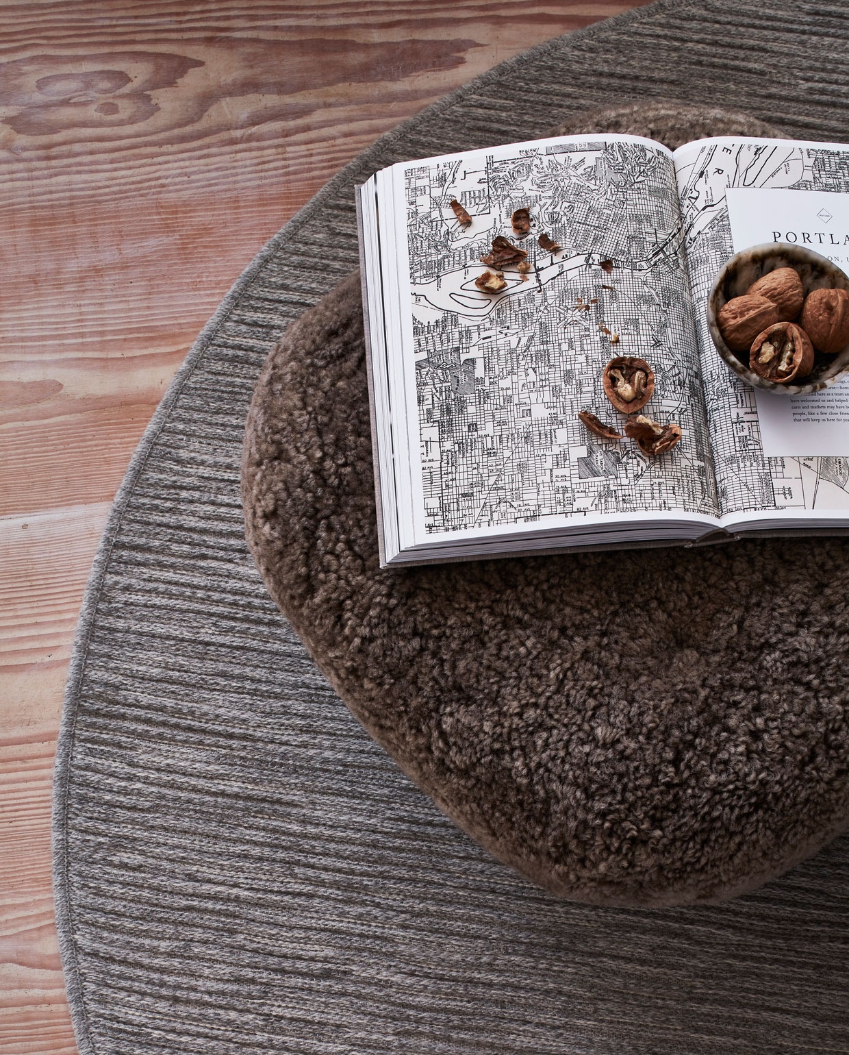 Wollen karpet Nature cord ecru melé, verkrijgbaar in 160×230, 200×290 en 240×330 cm. M.m.v. vantil.nl (bureau, lamp), designtales.nl (stoel), zarahome.com (stenen vaas), letoile.store (mok, glas). Overig privébezit. Productie Tanja Saarberg | styling Danielle Verheul | fotografie Sigurd Kranendonk \n| assistentie sanne ketelaar