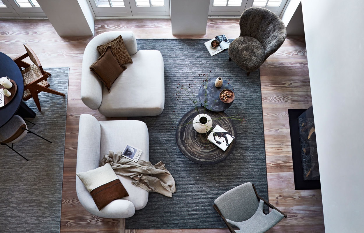 Wollen karpet Nature cord ecru melé, verkrijgbaar in 160×230, 200×290 en 240×330 cm. M.m.v. vantil.nl (bureau, lamp), designtales.nl (stoel), zarahome.com (stenen vaas), letoile.store (mok, glas). Overig privébezit. Beeld: productie Tanja Saarberg | styling Danielle Verheul | fotografie Sigurd Kranendonk | assistentie sanne ketelaar