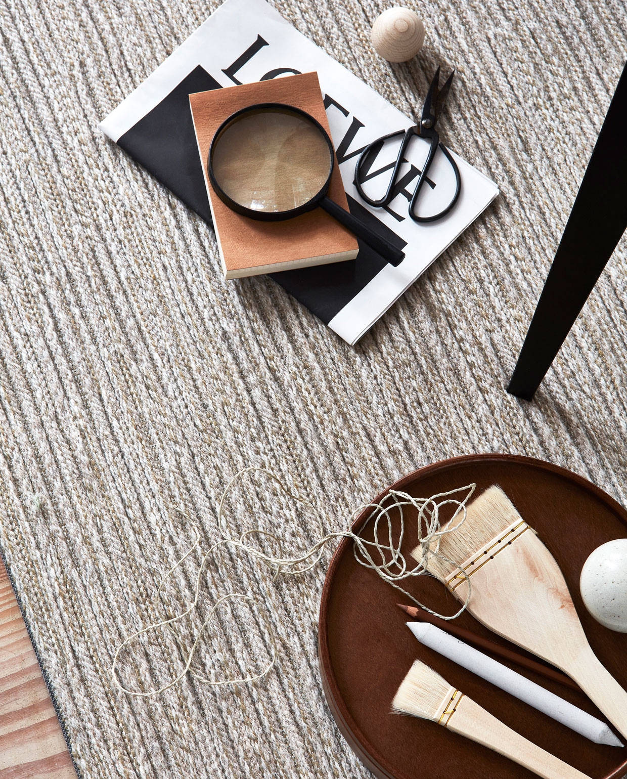 Wollen karpet Nature cord ecru melé. M.m.v. letoile.store (bruin-wit kussen, plaid), homestede.nl (salontafel), zarahome.com (keramieken vaas op bruine salontafel, stenen vaas op bank met gevlochten zitting, houten opbergbox, slippers), homestede.nl (houten bank met gevlochten zitting), vantil.nl (voetenbank), sissy-boy.com (kom). Overig privébezit Productie Tanja Saarberg | styling Danielle Verheul | fotografie Sigurd Kranendonk | assistentie sanne ketelaar