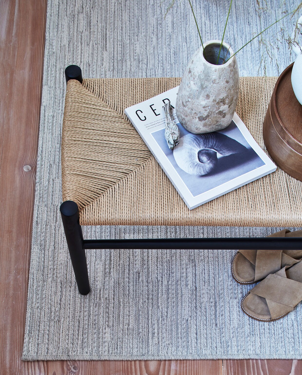 Wollen karpet Nature cord grijs melé. M.m.v. letoile.store (bruin-wit kussen, plaid), homestede.nl (salontafel), zarahome.com (keramieken vaas op bruine salontafel, stenen vaas op bank met gevlochten zitting, houten opbergbox, slippers), homestede.nl (houten bank met gevlochten zitting), vantil.nl (voetenbank), sissy-boy.com (kom). Overig privébezit. Productie Tanja Saarberg | styling Danielle Verheul | fotografie Sigurd Kranendonk | assistentie sanne ketelaar