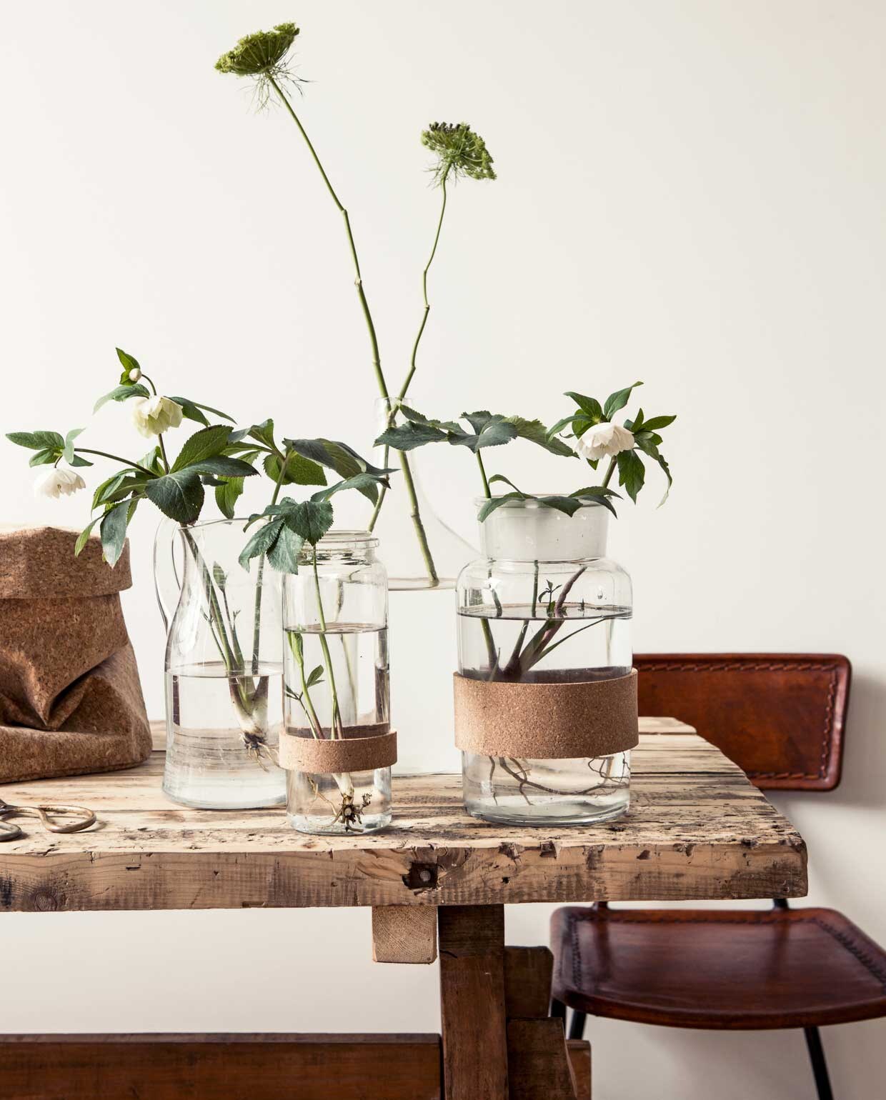 Plantenpot op schouw, rieten kruk en houten frame met spiegel, zelf oesterwit geschilderd, Zenza. Flesvaas Loods 5, houten pot Raw Materials. Warme tint en zachte oesterkleur muurverf zelf gemengd. De schouw is origineel. vtwonen 08-2016 | styling Marlies Does | fotografie Bart Brussee