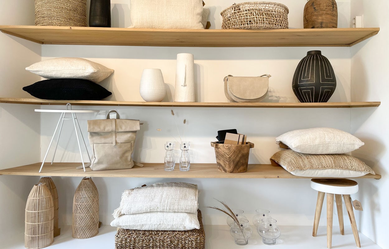Circle of Enjoy; Original Home cushion handwoven naturel 60 x 60 €39,95,- House Doctor vaas Aljeco €89,95,- Monk &amp; Anna soma half moon bag seashell €44,95,- Monk &amp; Anna herb backpack seashell € 69,95,- House Doctor vaas cinth €17,95,- House Doctor box craft €59,95,- Monk &amp; Anna notebook s seashell € 9,95,- Monk &amp; Anna notebook black €14,95,- Original Home jute cushion €59,95,- Original Home lampshade fei 02 €39,95,- Original Home lampshade fei €39,95 (alleen verkrijgbaar in de winkel),- House Doctor plaid kolonia €64,95,- House Doctor vaas forms low € 21,95. vtwonen | fotografie Esther de Leeuw