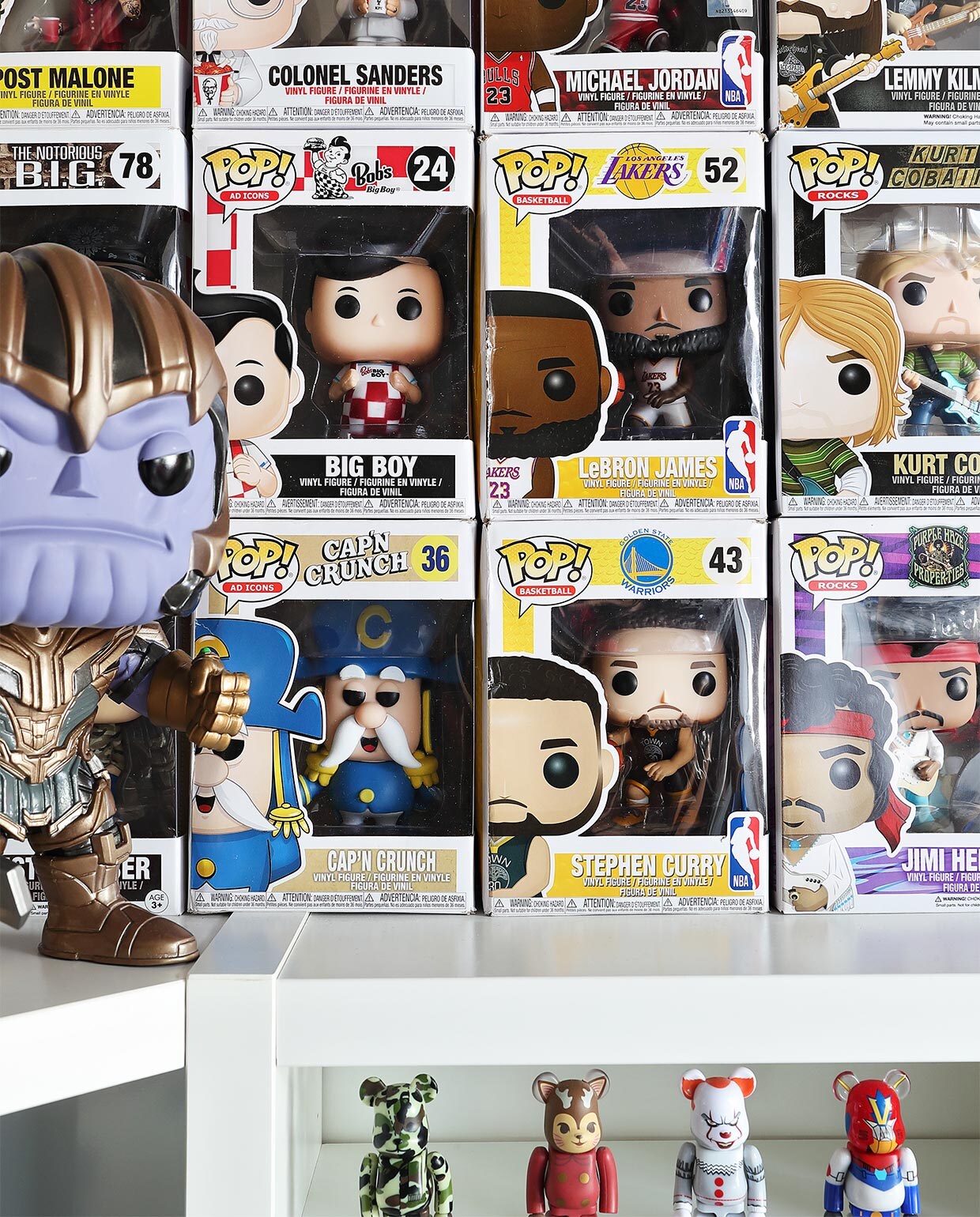 Zoon Jamie verzamelt ‘Funko pops’ en stalt ze trots uit in zijn kamer. vtwonen special zomerhuizen 07-2021 | productie Sven Alberding/Bureaux | fotografie Elsa Young/Bureaux