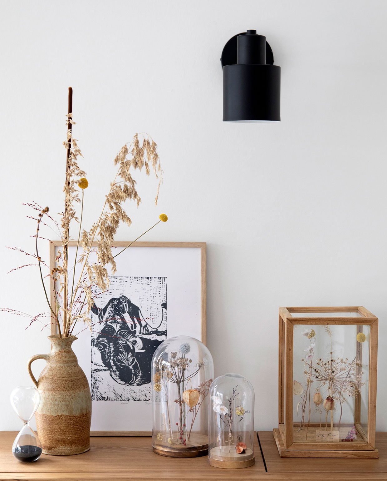 Wandlampen Kwantum,- vierkante stolp van Leen Bakker gevuld met droogbloemen. Overig herkomst onbekend. Beeld: fotografie Macha Gutlich | tekst monique van der pauw
