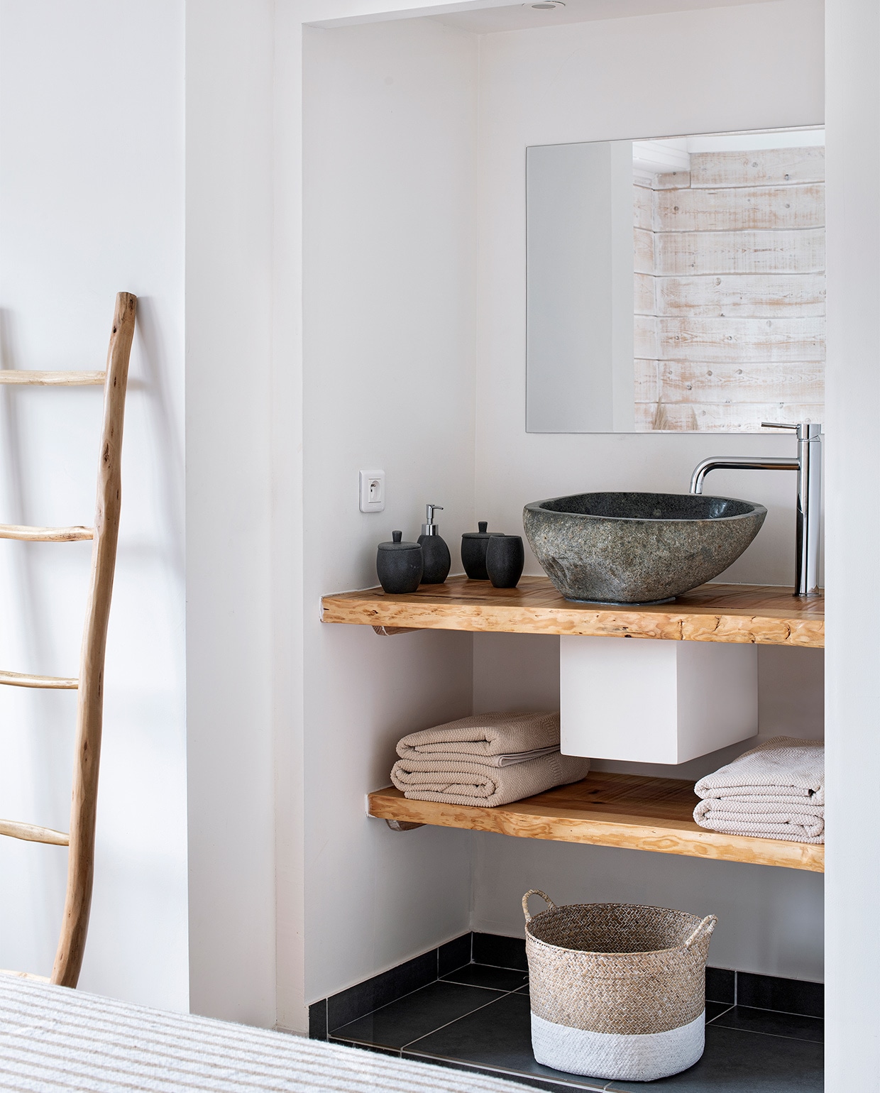 Badmeubel gemaakt door Patco Deco in Grimbergen. Rieten mand Pompon Decoration Shop. Houten ladder Philippine Boho Factory. vtwonen binnenkijk special 07-2021 | productie &amp; tekst Anne-Catherine Scoffoni | styling Catherine Cornille | fotografie Patrick Sordoillet