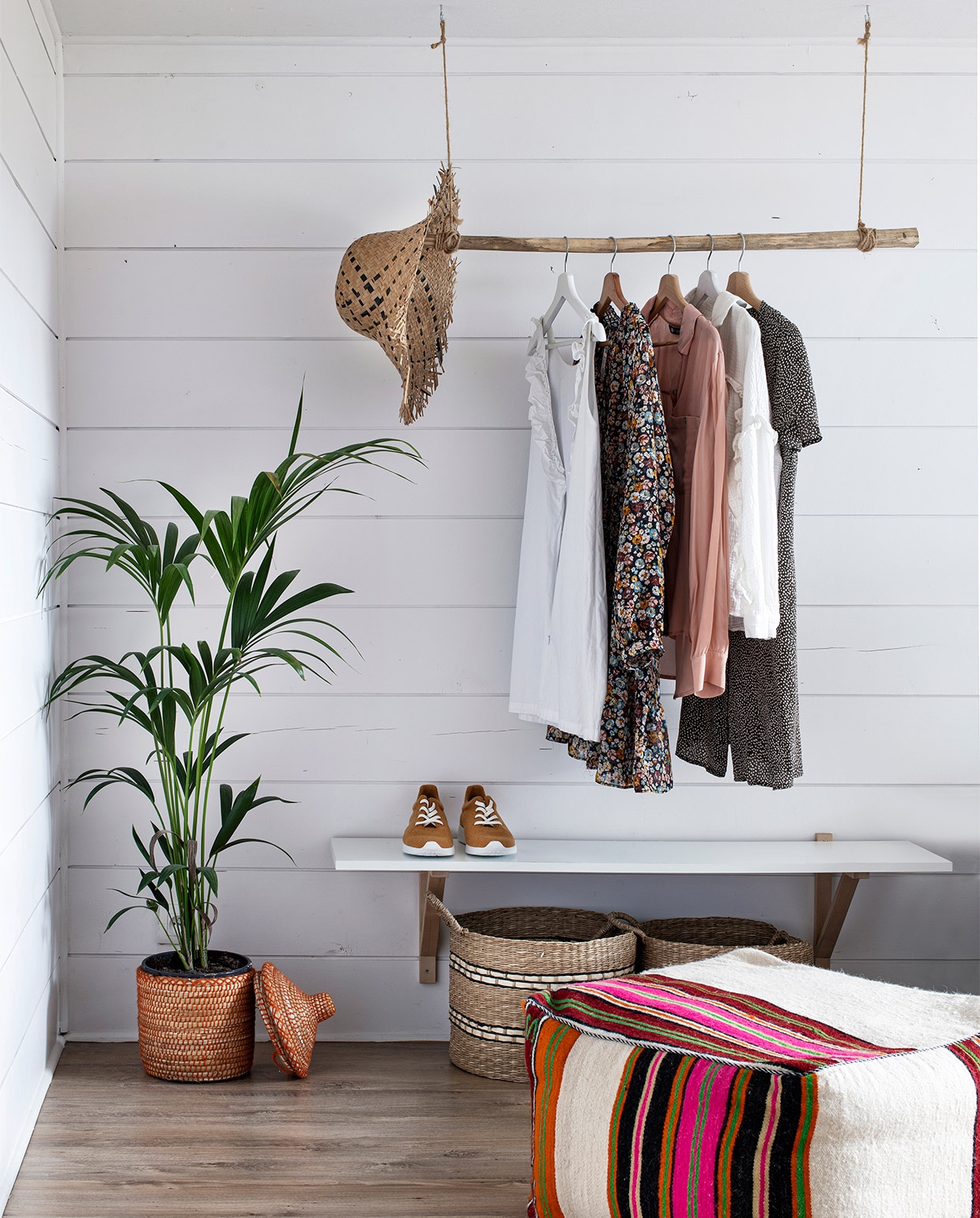 In de gastenkamers hangt een tak van sprokkelhout als kledingrek. Manden, plantenmand en poef Pompon Decoration Shop. vtwonen binnenkijk special 07-2021 | productie &amp; tekst Anne-Catherine Scoffoni | styling Catherine Cornille | fotografie Patrick Sordoillet