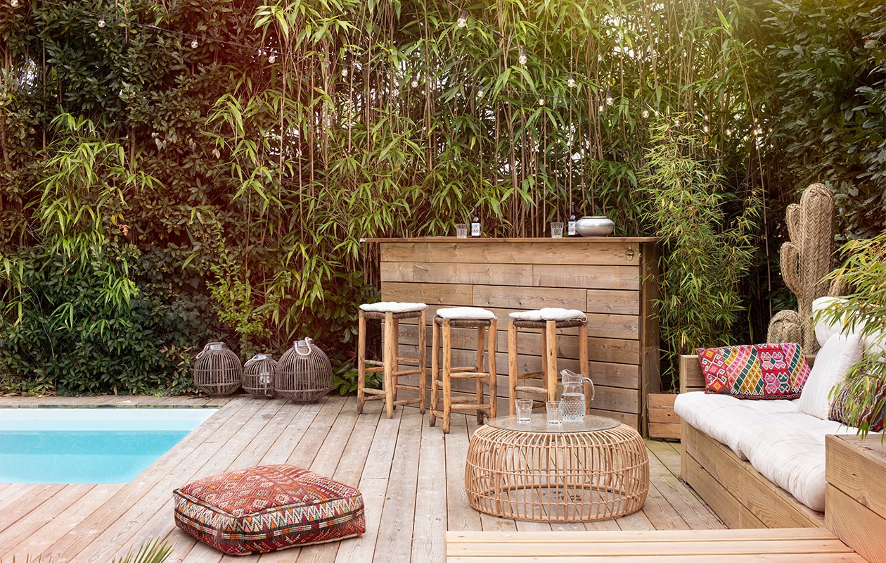 Sam maakte de bar en loungehoek zelf. Kussens en barkrukken Pompon Decoration Shop. Gevlochten cactussen en poef Philippine Boho Factory. Salontafel Maisons du Monde. vtwonen binnenkijk special 07-2021 | productie &amp; tekst Anne-Catherine Scoffoni | styling Catherine Cornille | fotografie Patrick Sordoillet