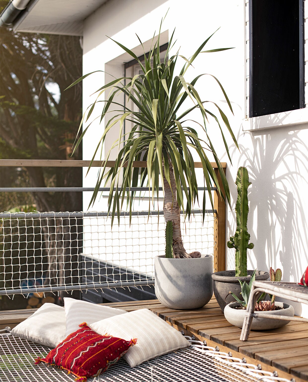 De aanbouw, met erop een dakterras plus ingebouwde hangnetten. vtwonen special binnenkijken 06-2021 | productie Anne-Catherine Scoffoni | styling Catherine Cornille | fotografie Patrick Sordoillet