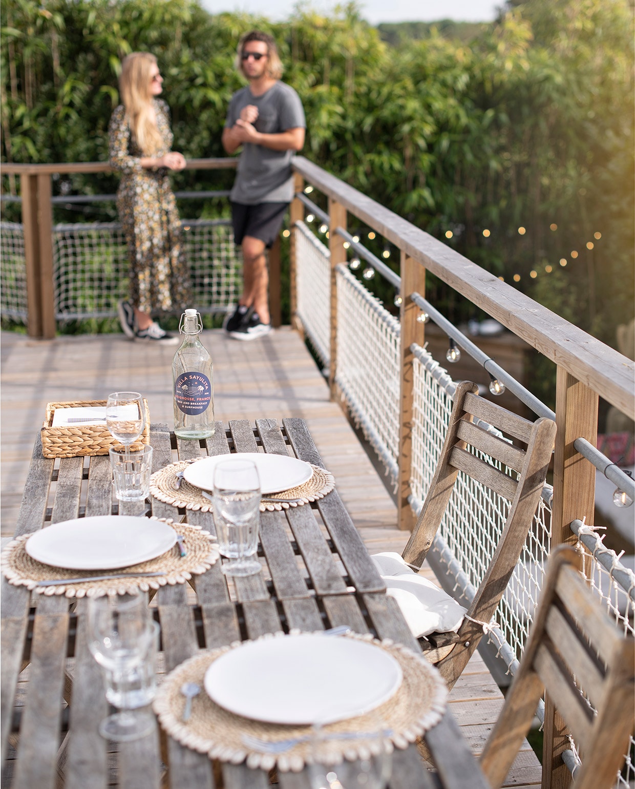 Gevlochten placemats Pompon Decoration Shop. Overig onbekend. vtwonen special binnenkijken 06-2021 | productie Anne-Catherine Scoffoni | styling Catherine Cornille | fotografie Patrick Sordoillet