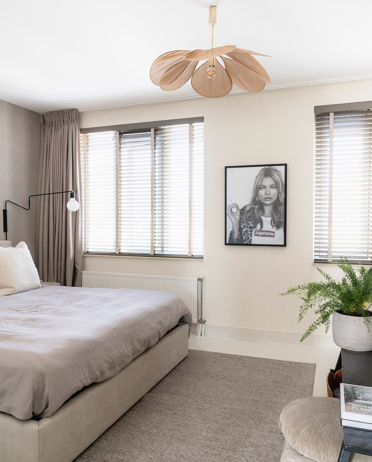 Bed Wehkamp. Dekbedovertrek H&amp;M Home. Raambekleding Luxaflex en Fijn Gordijn. Hanglamp Georges. Wandlamp House Doctor. Vloerkleed Loods5. Kussen Eichholtz. Bloempot The Garden Store. Overig herkomst onbekend. vtwonen 08-2021 | fotografie Muk van Lil