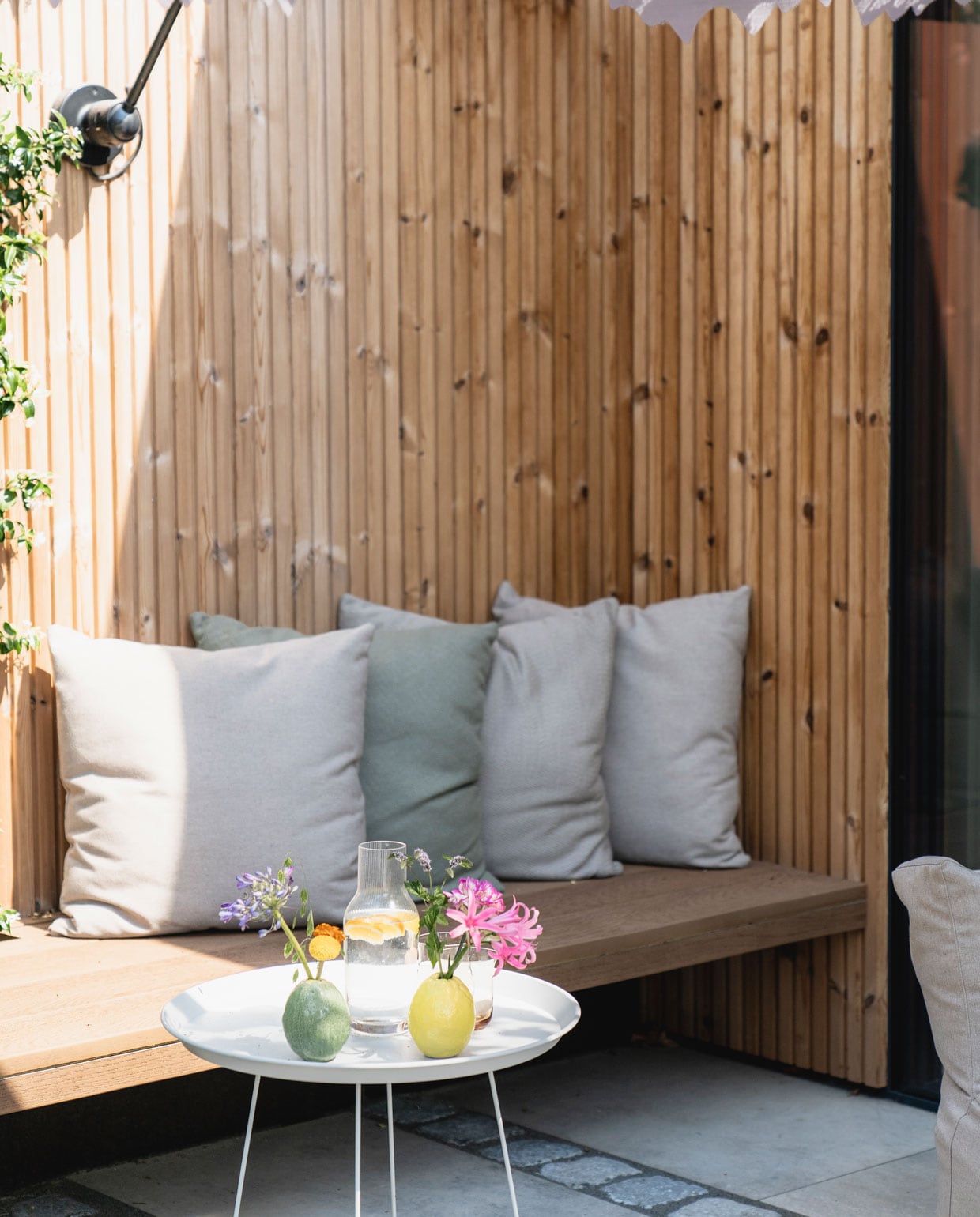 Latten rondom het huis thermo pine design rabat. Bijzettafel Fatboy. Gele en groene vaas bloemenwinkel Jasmijn. vtwonen 08-2021 | fotografie Muk van Lil